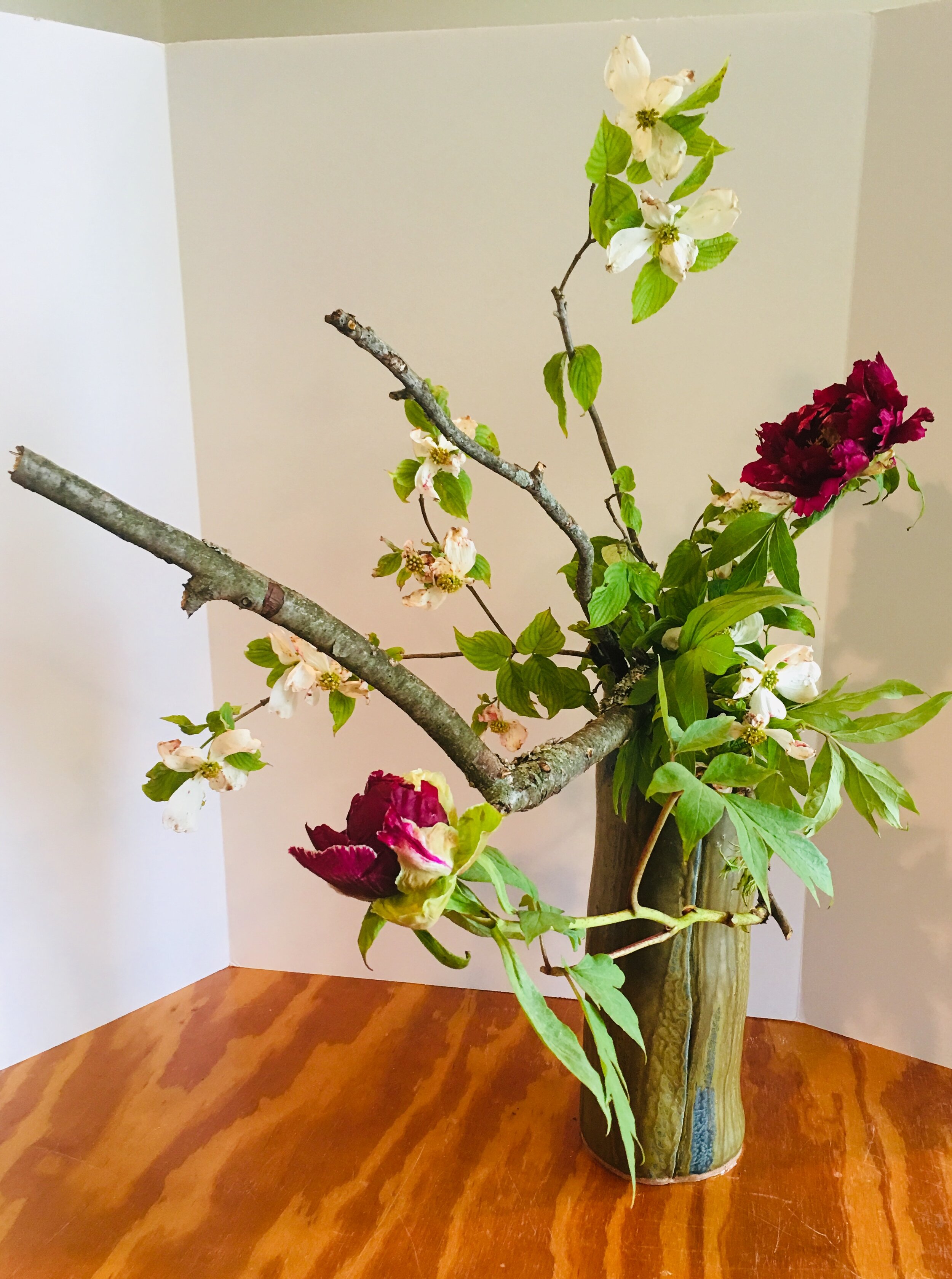 Hanara Flowers - • aranjament floral ikebana “Humans for some peculiar  reason, need and crave for beauty. Fragile, lovely and perfumed, so easily  bruised and so quick to die, flowers appear to
