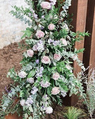 Arbor installs are the perfect way to frame your ceremony. Here's a close up of one of our arbor installs at the @elora_mill outdoor chapel. 📷@jodileighathome⁣
⁣
#jldweddings #floraldesigner #weddingflowers #weddingarbor #florist #weddingdecor #wedd