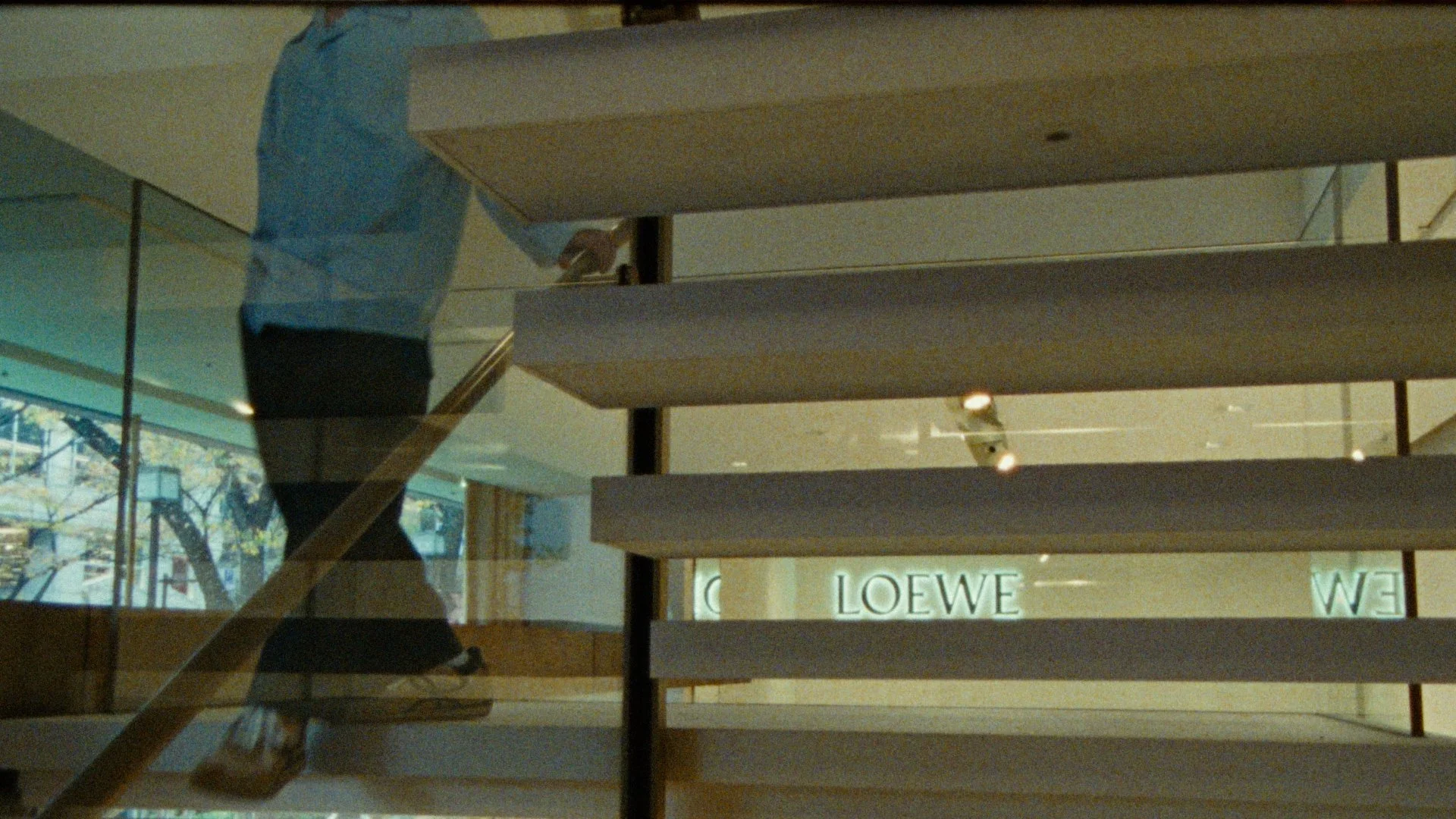 LOEWE_FINAL _XML.00_00_34_10.静止画037.jpg