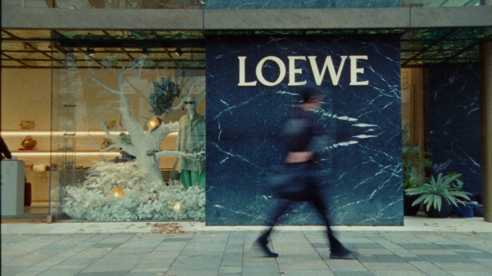 LOEWE_FINAL _XML.00_01_04_21.静止画043.jpg