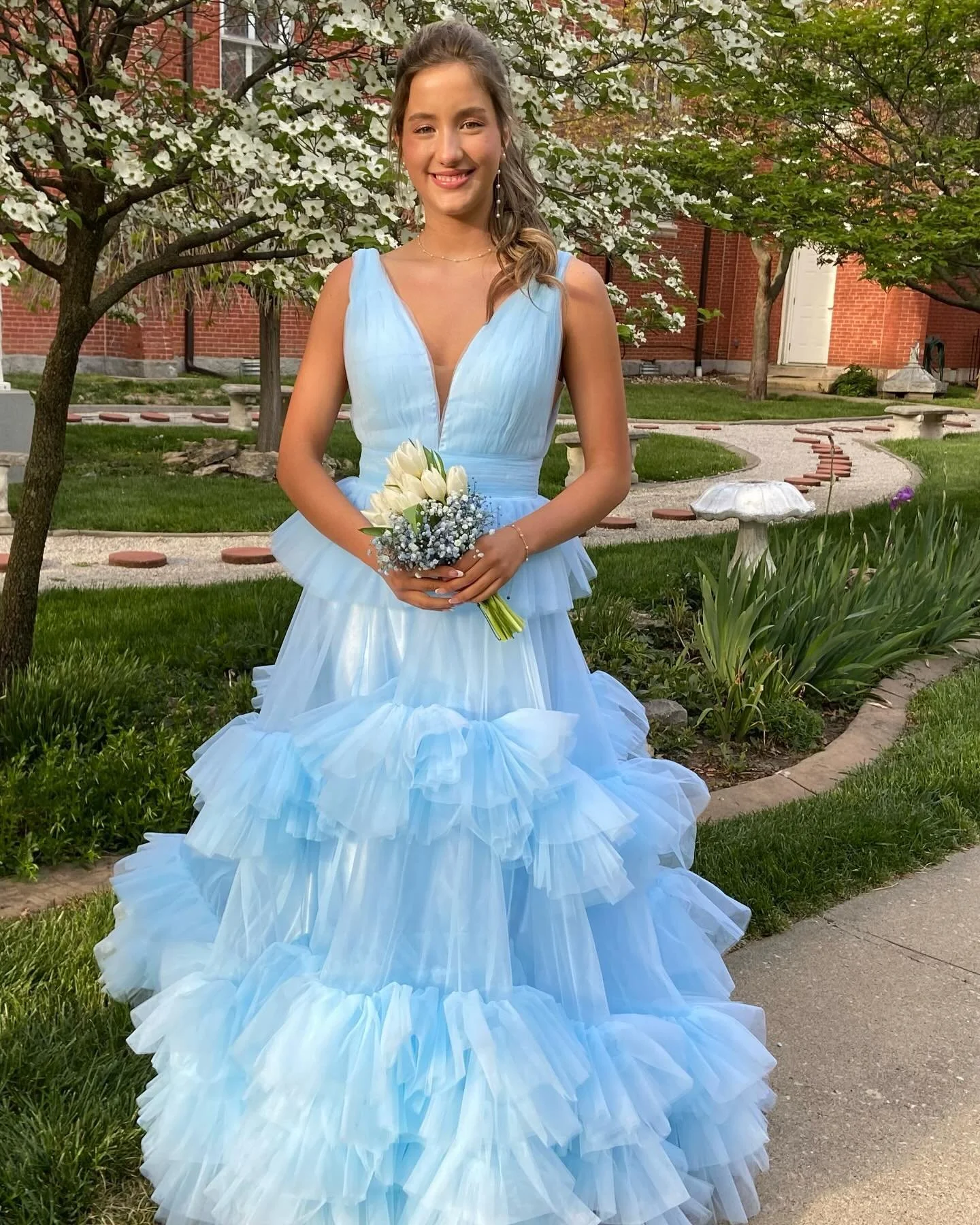 Oh hi again Lyla!  So pretty had to post ya twice 🩵🩵🩵 @lyla.oesch @sherrihill 
#prom #prom2025 #kansascity #kcprom #stephsprombabe #stephspromkc #sherrihill #bluepromdress