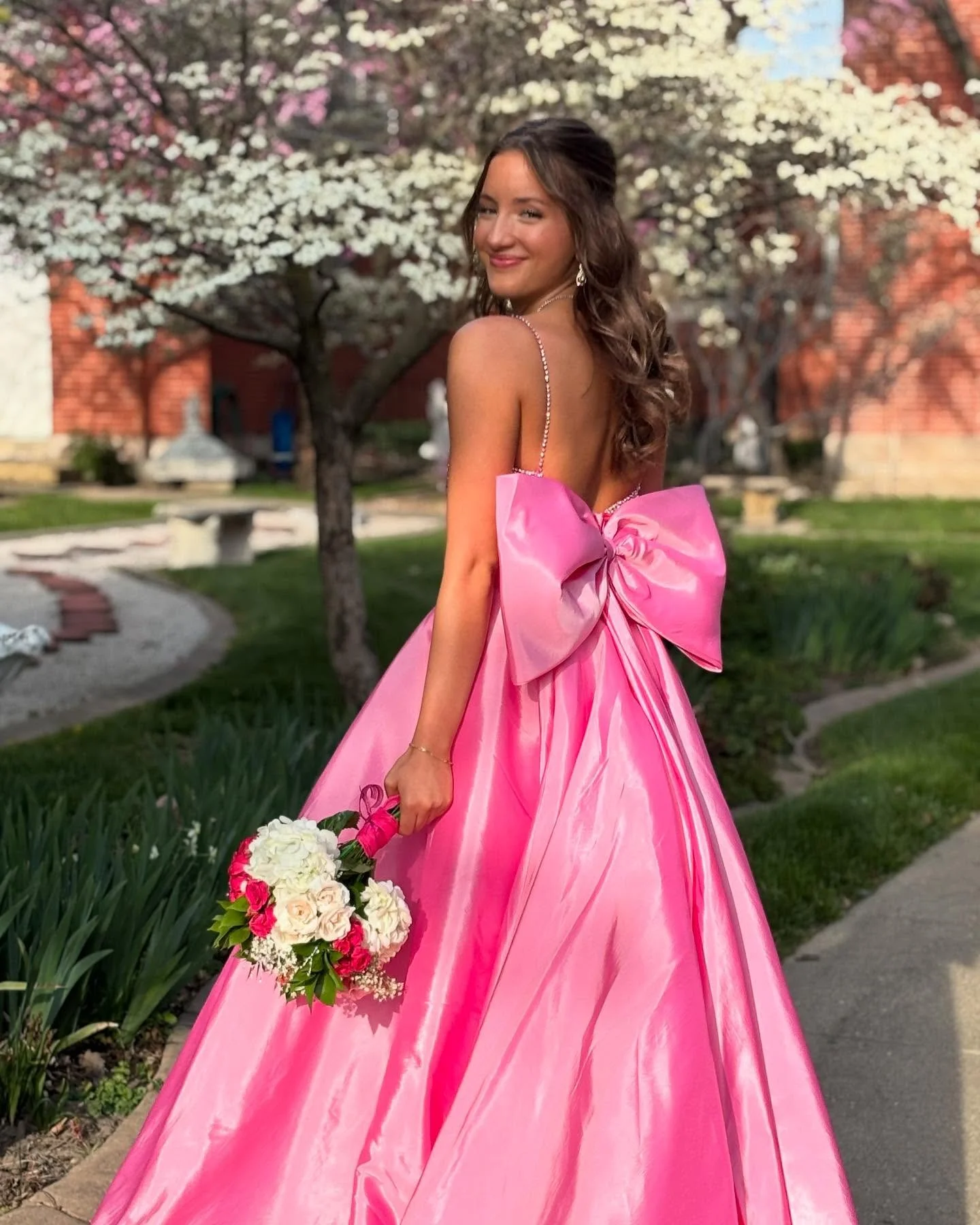 You know I love my bows 🎀🎀🎀🎀🎀🎀🎀 @lyla.oesch @sherrihill 
#prom #prom2025 #kansascity #kcprom #stephsprombabe #stephspromkc #bowdress #sherrihill #pinkpromdress