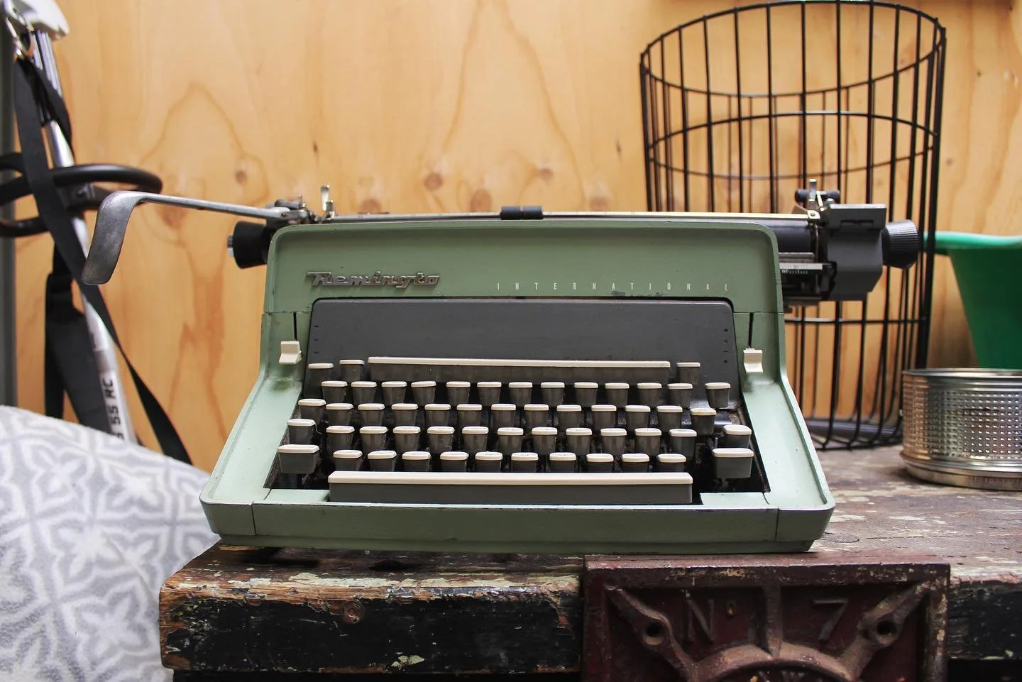 I scored this for $30! Now to clean it up and see if I can get it to work 👌🏼

#typewriter #typewriters #market #marketfind #oldschool #vintage #secondhand #remington #remingtontypewriter #60s #thrifting #thrift #thriftstorefinds #qwerty #antique #s