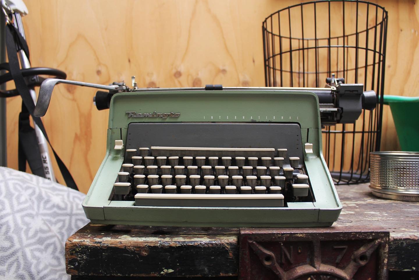 I scored this for $30! Now to clean it up and see if I can get it to work 👌🏼

#typewriter #typewriters #market #marketfind #oldschool #vintage #secondhand #remington #remingtontypewriter #60s #thrifting #thrift #thriftstorefinds #qwerty #antique #s