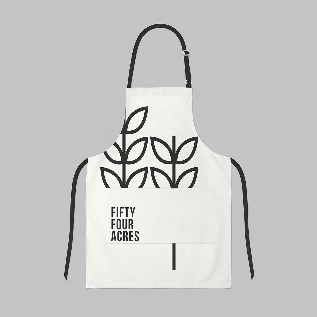 An apron design as part of some merchandise for my Fifty Four Acres project for Branding and Identity last year. To see the full project, check out my portfolio linked in my bio 🌽🥕🥦