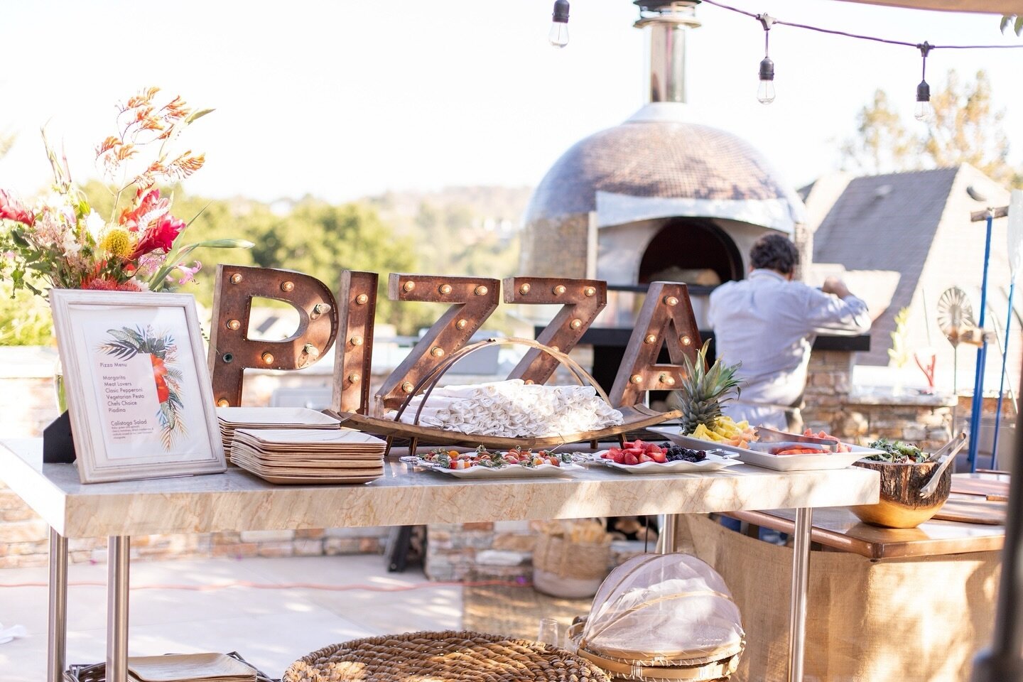 The night wouldn&rsquo;t be complete without the food! 

Any pizza lovers here!?

 #weddingdetails #bayareawedding #sfwedding #sanfranciscowedding #sanfranciscoflowers #sanfranciscoelopement #outdoordining #weddinginspiro #buffet #pizzaoven #catering