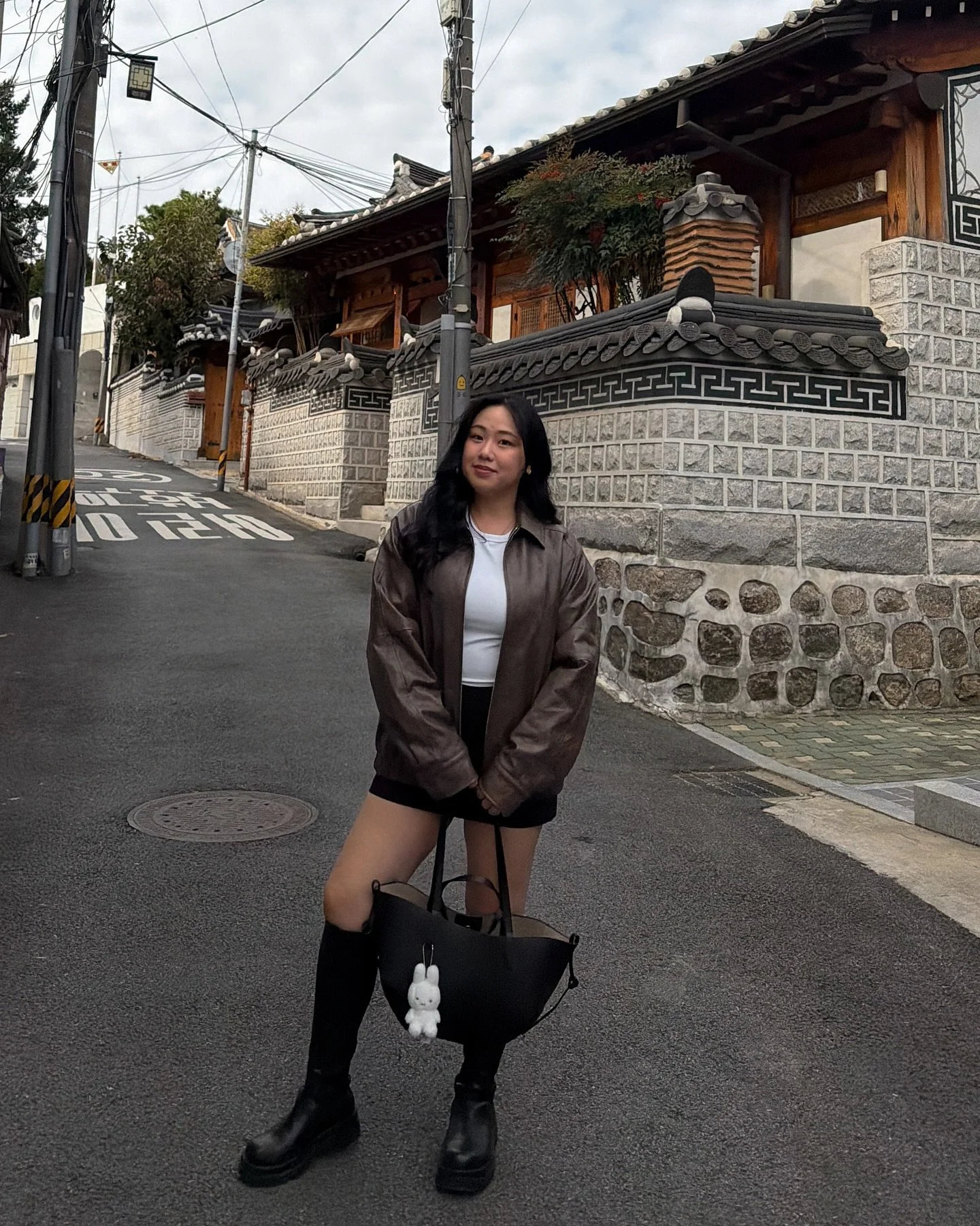 loved wandering these streets. Hannoks are so beautiful 🥹 

&bull;
&bull;
&bull;
#ngtravelseries #seoul🇰🇷 #travelkorea #koreaoutfit #bukchonhanokvillage #whatiworetoday