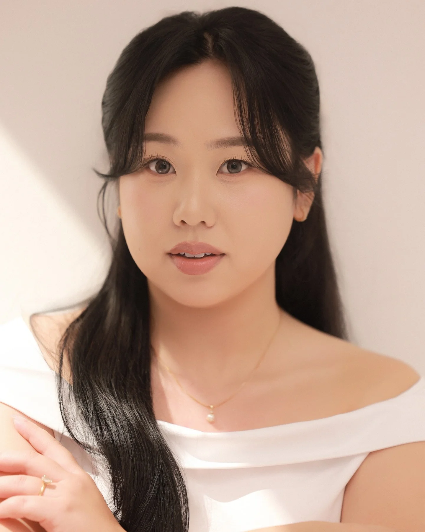 just a little main character moment in korea 🤗

Studio: @octobee_film / @octobee_studio 
Hair + Makeup: @mallang__beauty 
Top: @aritzia 

&bull;
&bull;
&bull;
#ngtravelseries #seoulkorea  #seoul #korea #portraitstudio #octobeestudios #octobeefilm