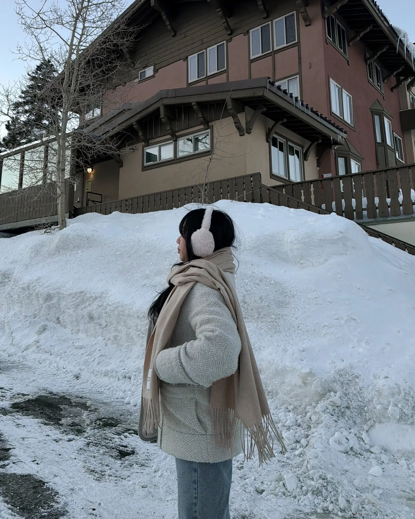 🐰 keeping me warm ❄️ 

&bull;
&bull;
&bull;
#ngtravelseries #mammoth #mammothmountain #winterootd #miffy