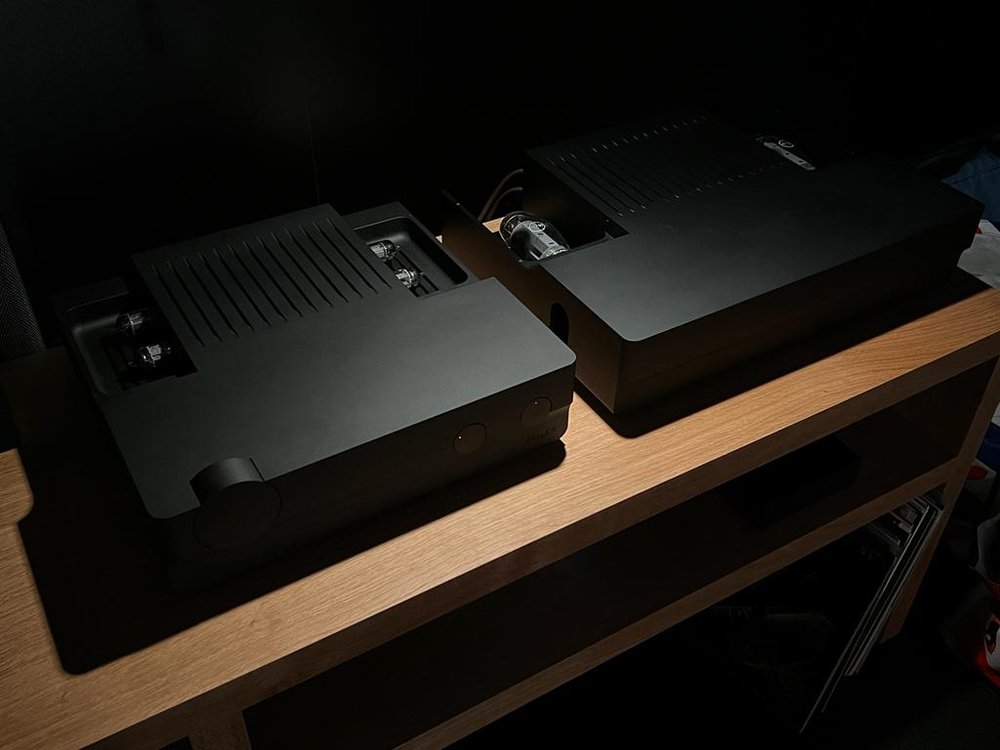  The PR-01 pre-amplifier and the massive PA-01 power amplifier took center stage. 