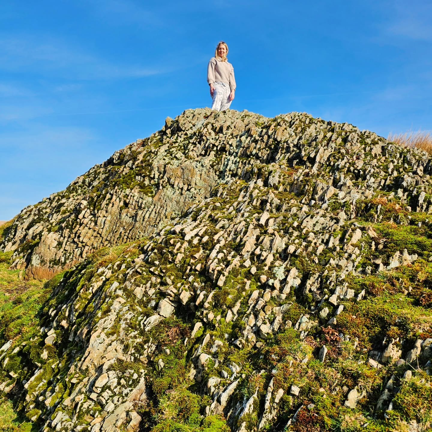 Got lost in the valleys for the weekend 🏴󠁧󠁢󠁷󠁬󠁳󠁿
Unplugged, out of signal but connected with my best ones 💙 what a beautiful part of the UK! 

🏴󠁧󠁢󠁷󠁬󠁳󠁿 🐑 🦅 🐿 🍷 🌳 🌰 ☀️