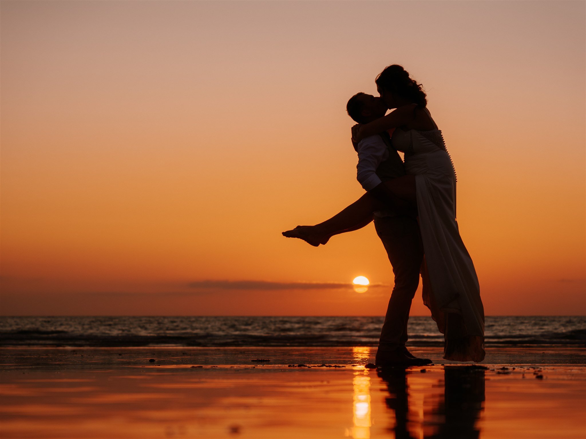 Rockstar energy and a killer sunset!

This Session at @lustyglazebeachweddings for Jordy and Charlie last summer was suitably epic! 🎧

📸 @albionrowphotography