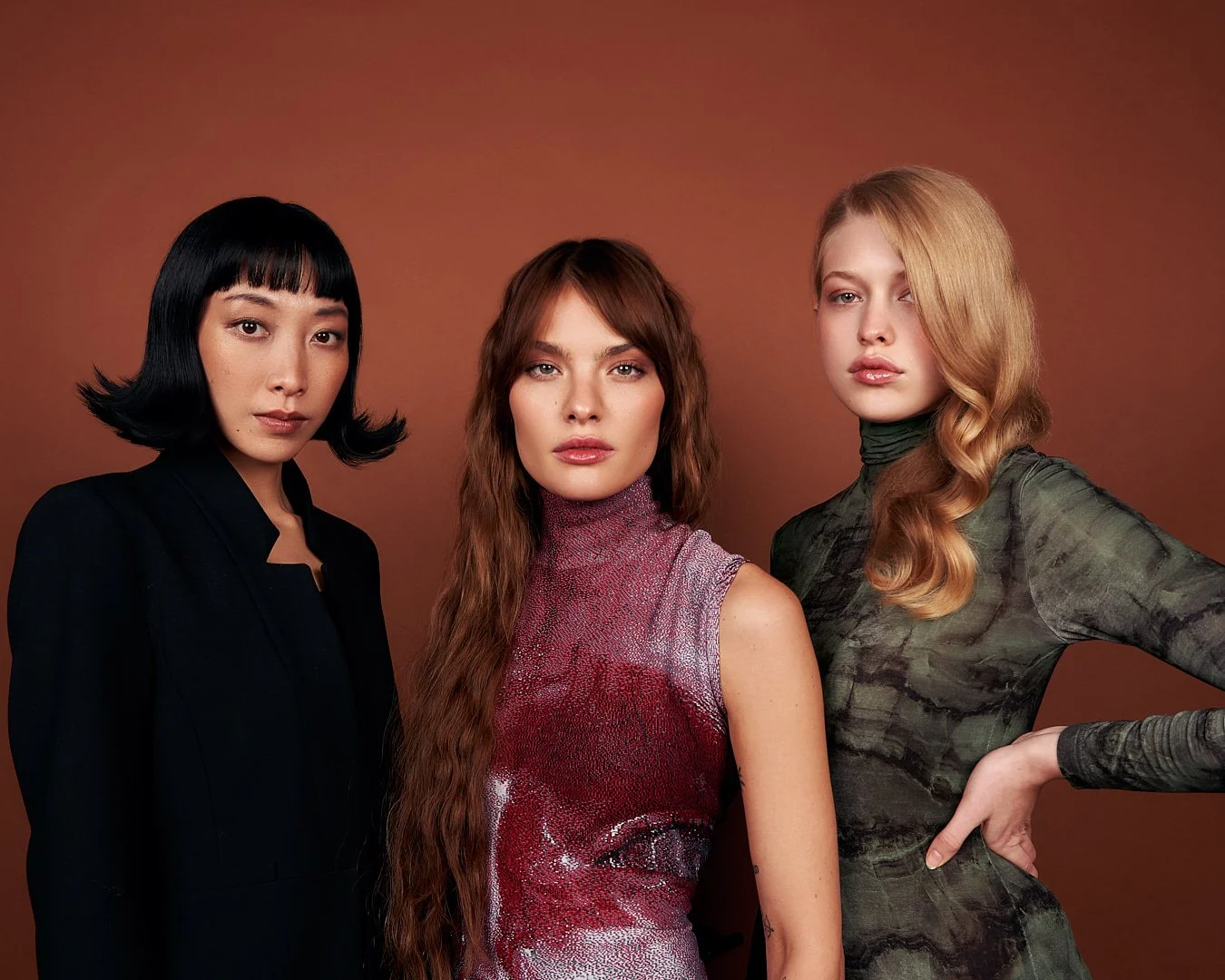 Drei Frauen blicken direkt in die Kamera, jede mit einem unterschiedlichen, bei NeoPrivée gestylten Haarlook.