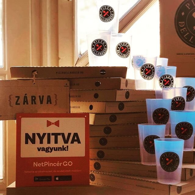 Sziasztok! 
F&eacute;lmegold&aacute;sok helyett a teljes bez&aacute;r&aacute;s mellett d&ouml;nt&ouml;tt&uuml;nk, viszont a k&eacute;szletek kidob&aacute;s&aacute;t neh&eacute;z sz&iacute;vvel tenn&eacute;nk meg. 
Ez&eacute;rt ma &eacute;s holnap (03