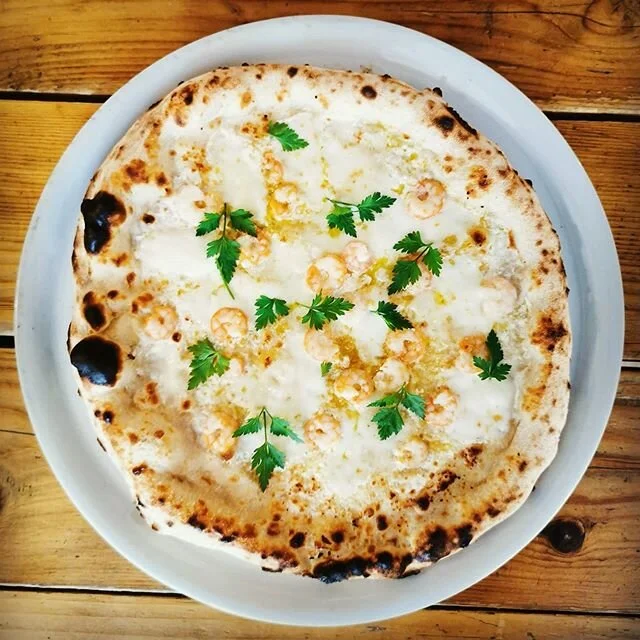 ✴️ AKTU&Aacute;LIS AJ&Aacute;NLAT ✴️
{ 06.11- 06.25. }
Fokhagym&aacute;s-tejsz&iacute;nes alap
friss mozzarella | garn&eacute;la r&aacute;k
parmez&aacute;n | egy csipet citromh&eacute;j
friss petrezselyem
{ 2190,- } 
#pizzadellarosso #pizzafehervar
#