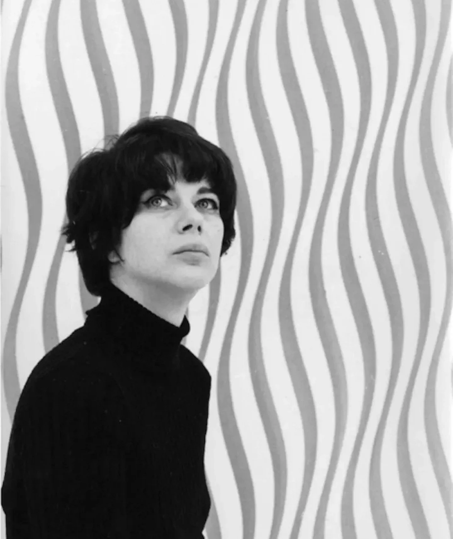 Celebrating 60s icon and pioneer of the Op Art Movement, Bridget Riley

Bridget Riley is a British artist renowned for her groundbreaking contributions to the Op Art movement. Born in London, Riley initially pursued a career in illustrating before tu