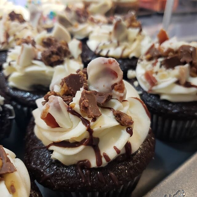 This is an AWARD WINNING CUPCAKE!! White chocolate peanut butter and bacon. The sweet and salty taste is sooo good!! #kjselegantpastries #customcake #cake #bakery #cupcakes
