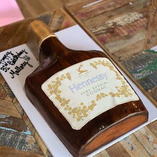 Whiskey Bottle Cakes #kjselegantpastries #customcake #cake #bakery #cakesofinstagram #birthdaycakes #hennessy #duss&eacute;