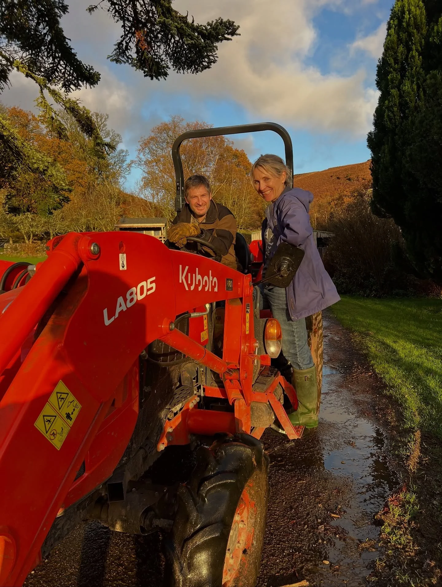 Chilled Sunday at Nether Glenny Farm with our pal Liz ☘️ after a busy week of tours, welcoming cottage guests, vets visits and wood processing for winter fuel 🔥 

#sunday #chilled #sundayvibes #liz #downtime #kubota