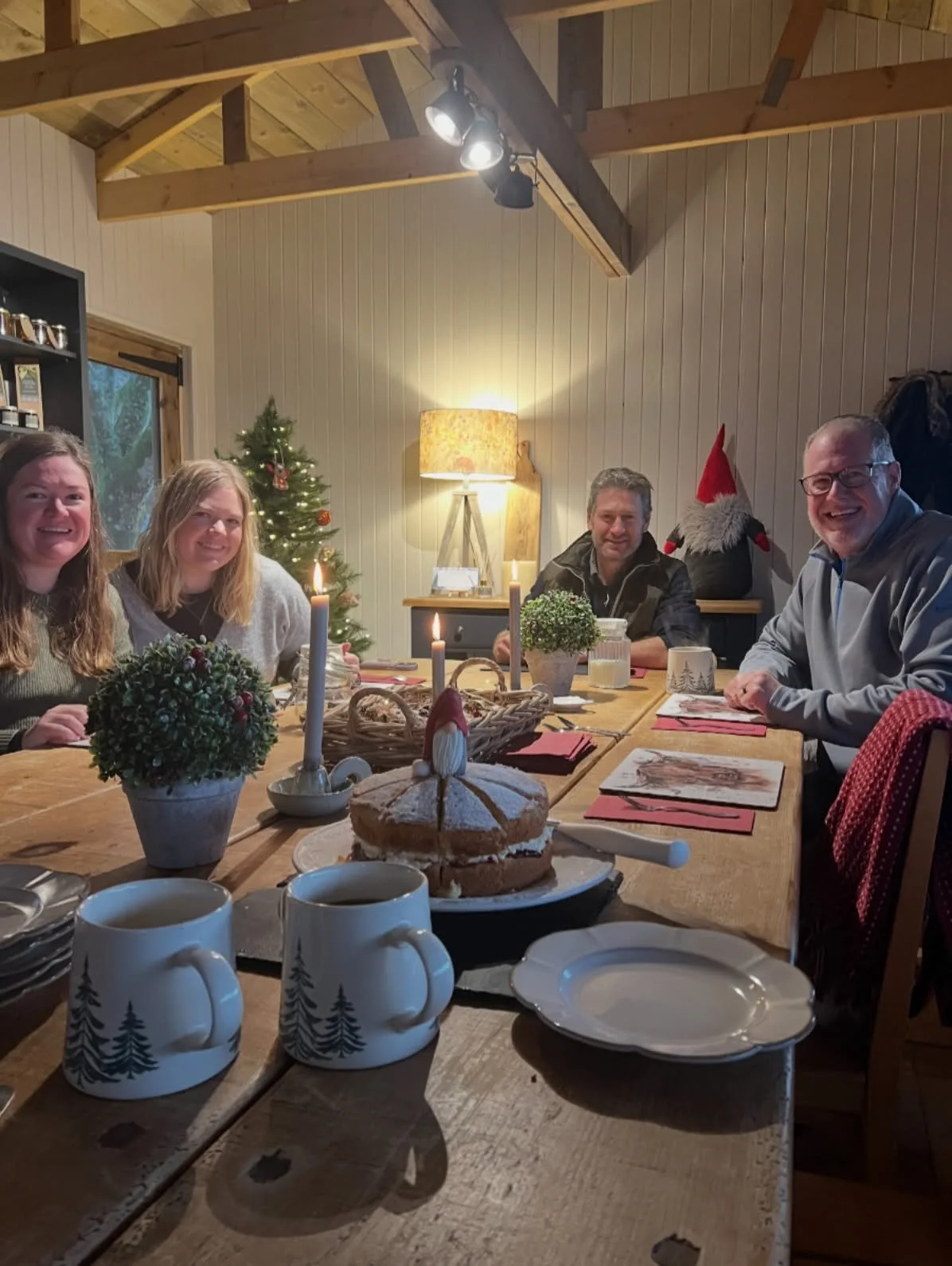 Christmas Coos and Views with Alex, Gabi and dad Chris from Alabama USA 🇺🇸 who&rsquo;ve been staying at Nether Glenny Farm. 

Feeding the coos, enjoying the views then coffee and cake by the fire 🔥 

First trip to Scotland and it&rsquo;s safe to s
