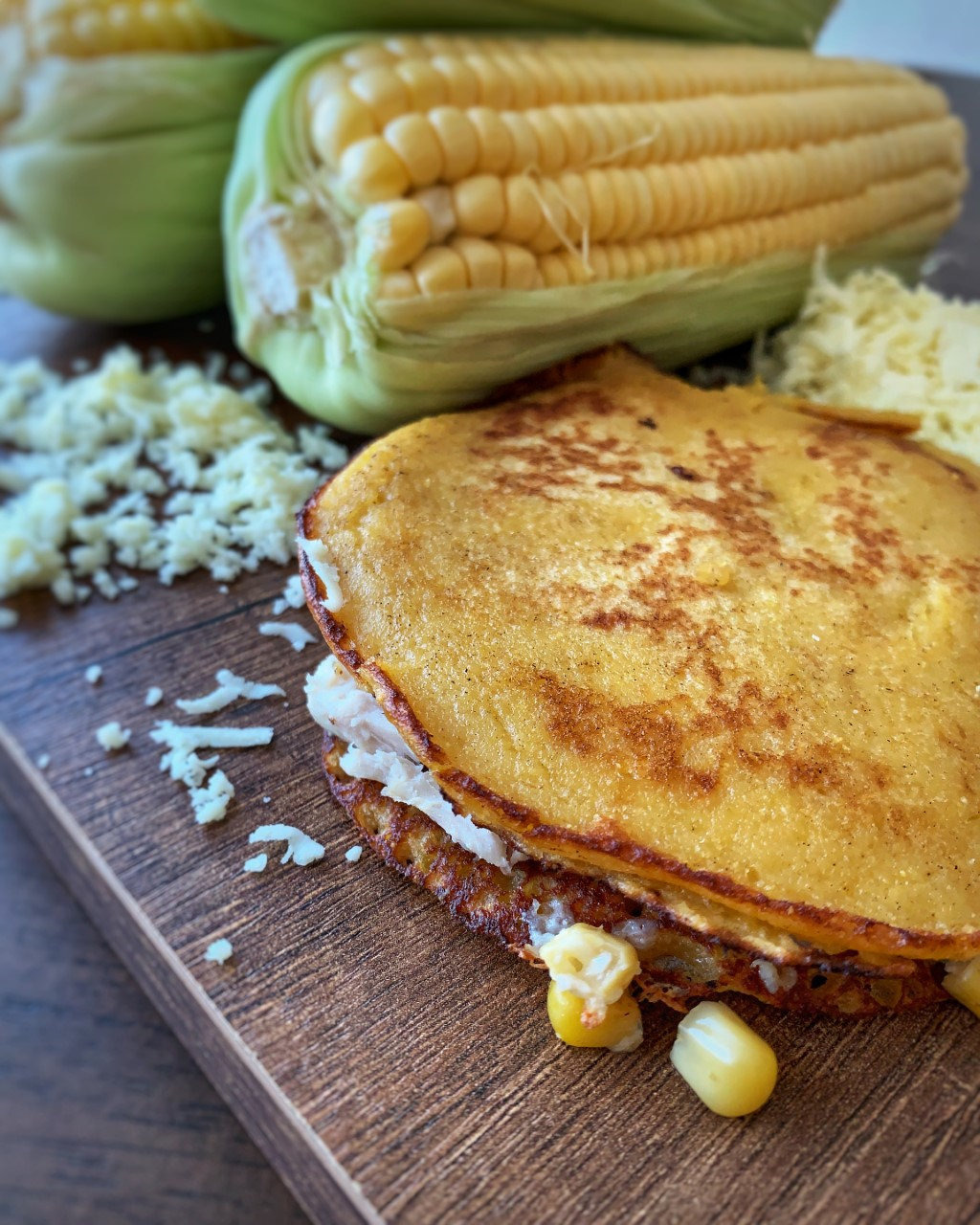 Cachapas  rellenas de pollo, queso y maíz