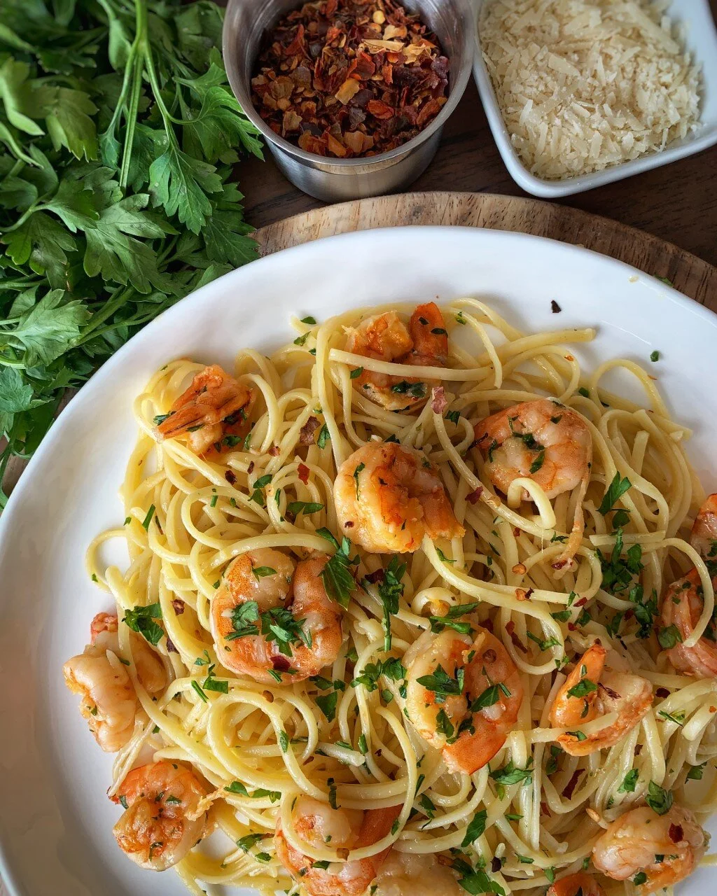 Linguini con Camarones en salsa de Ajo y Perejil 