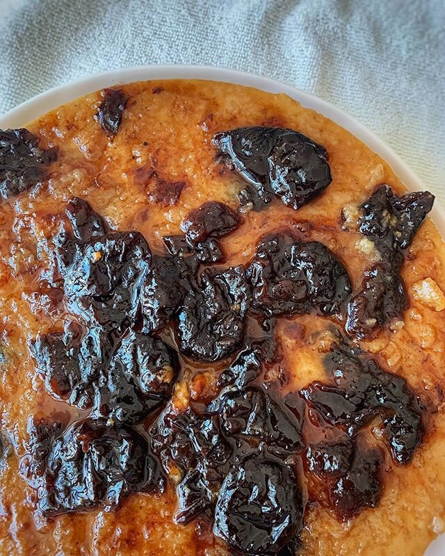 Pud&iacute;n de pan 🍞, relleno de Ciruelas. Link en la bio para la receta
