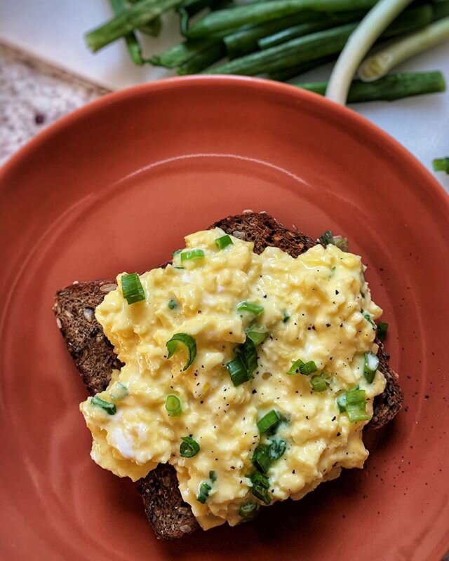 Tostada de Huevos Revueltos con Queso de Cabra y Puerro . Link en la bio para la receta