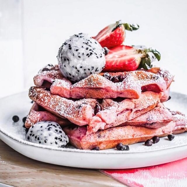 Dreaming of waking up to this!! #Dragonfruit waffles from @healthylittlevittles 🌱
.
.
🌱Ingredients🌱

2 cups gluten-free all purpose flour
2 cups unsweetened almond milk
3/4 cup almond meal/flour
1.5 tbsp arrowroot flour/starch
1/2 tsp salt
1.5 tbs