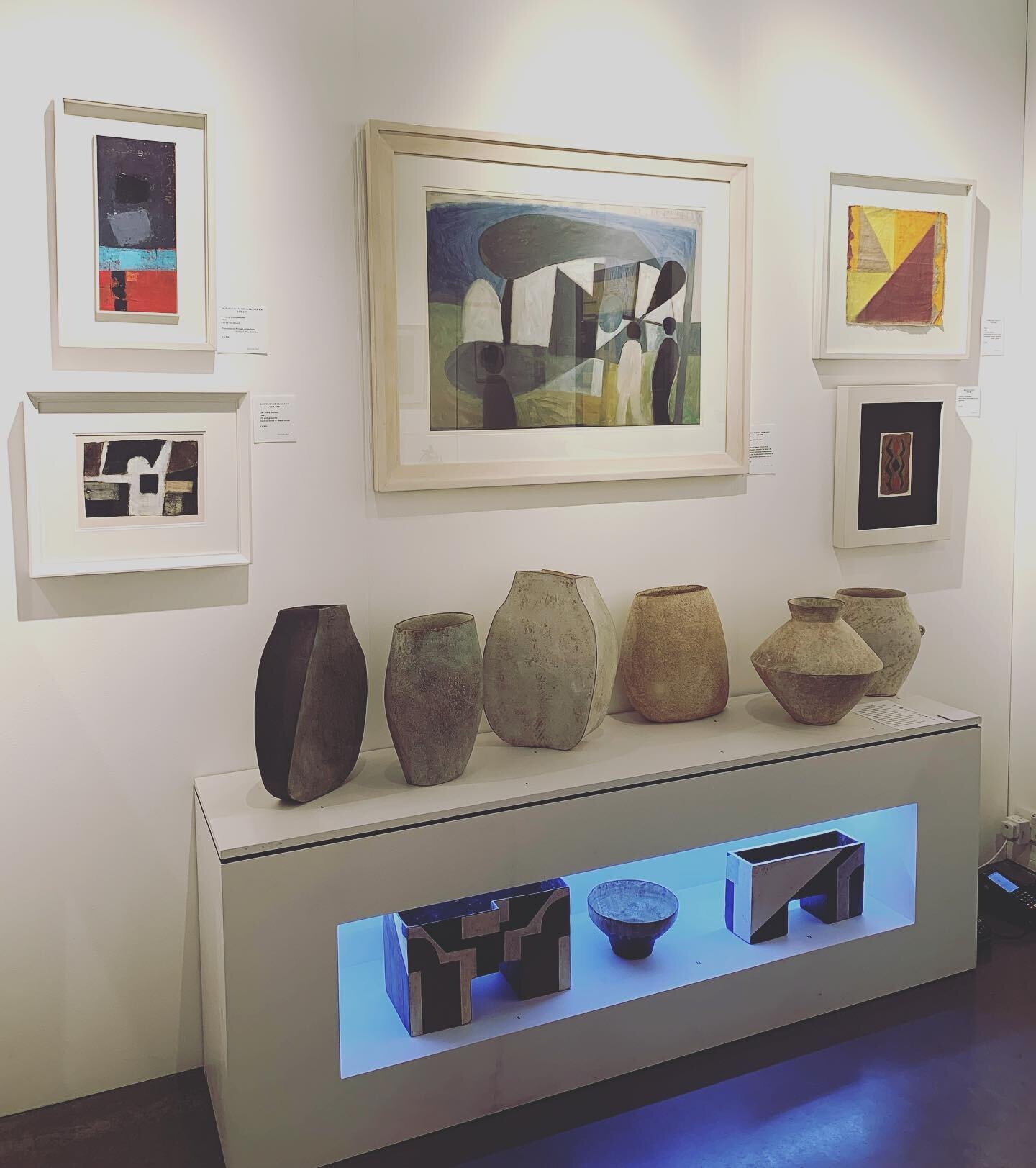 Alongside paintings, prints and drawings there are several striking ceramics and sculptures on show at #connectartfair - here are a few of our favourites from @askewartlondon , @_blondcontemp , @blondesfineart , @carinahaslamgallery and @neilschofiel