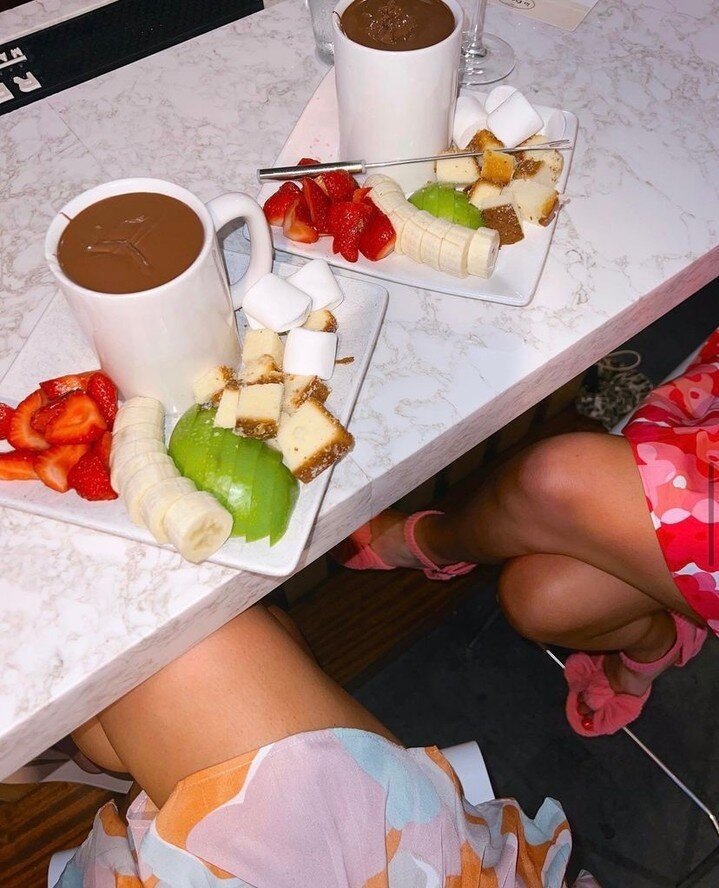 Chocolate Fondue for 2️⃣, please!

📸 @karli__willis