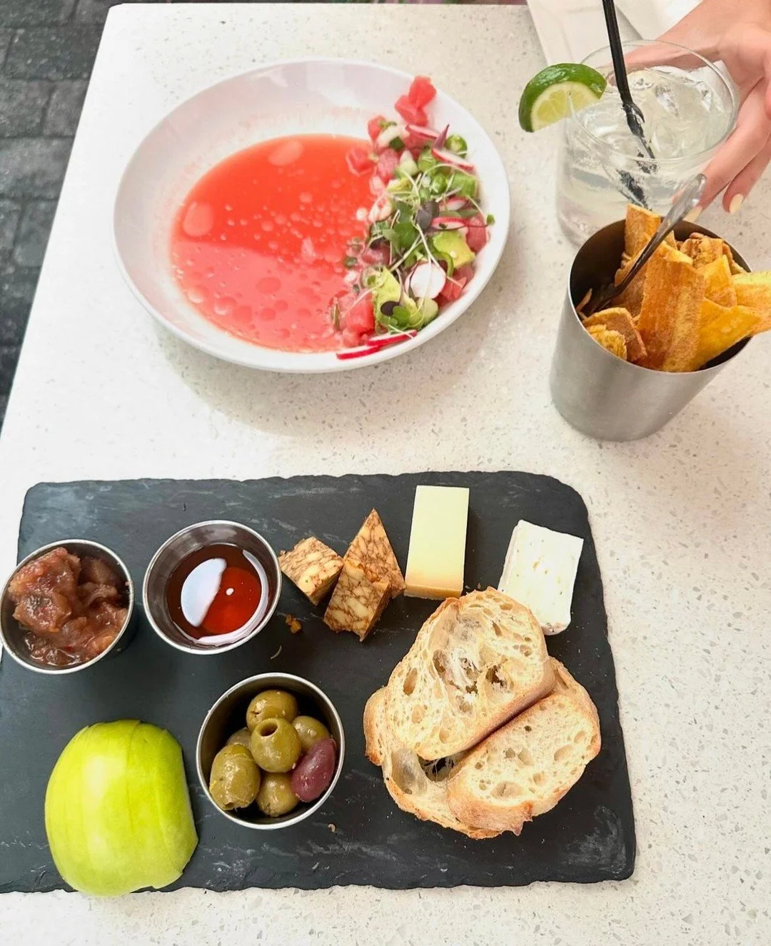 A Saturday afternoon with tapas and cocktails >>>

📸  @tina_ziai