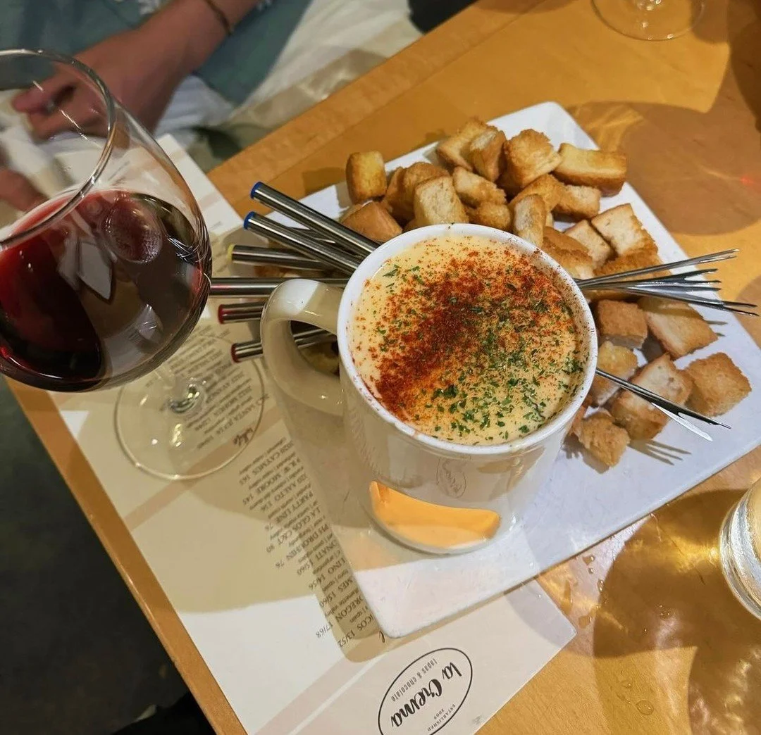 There's no better pair than wine and cheese, except for wine and Cheese Fondue! 🧀 🍷 

📸  @eatsbykear