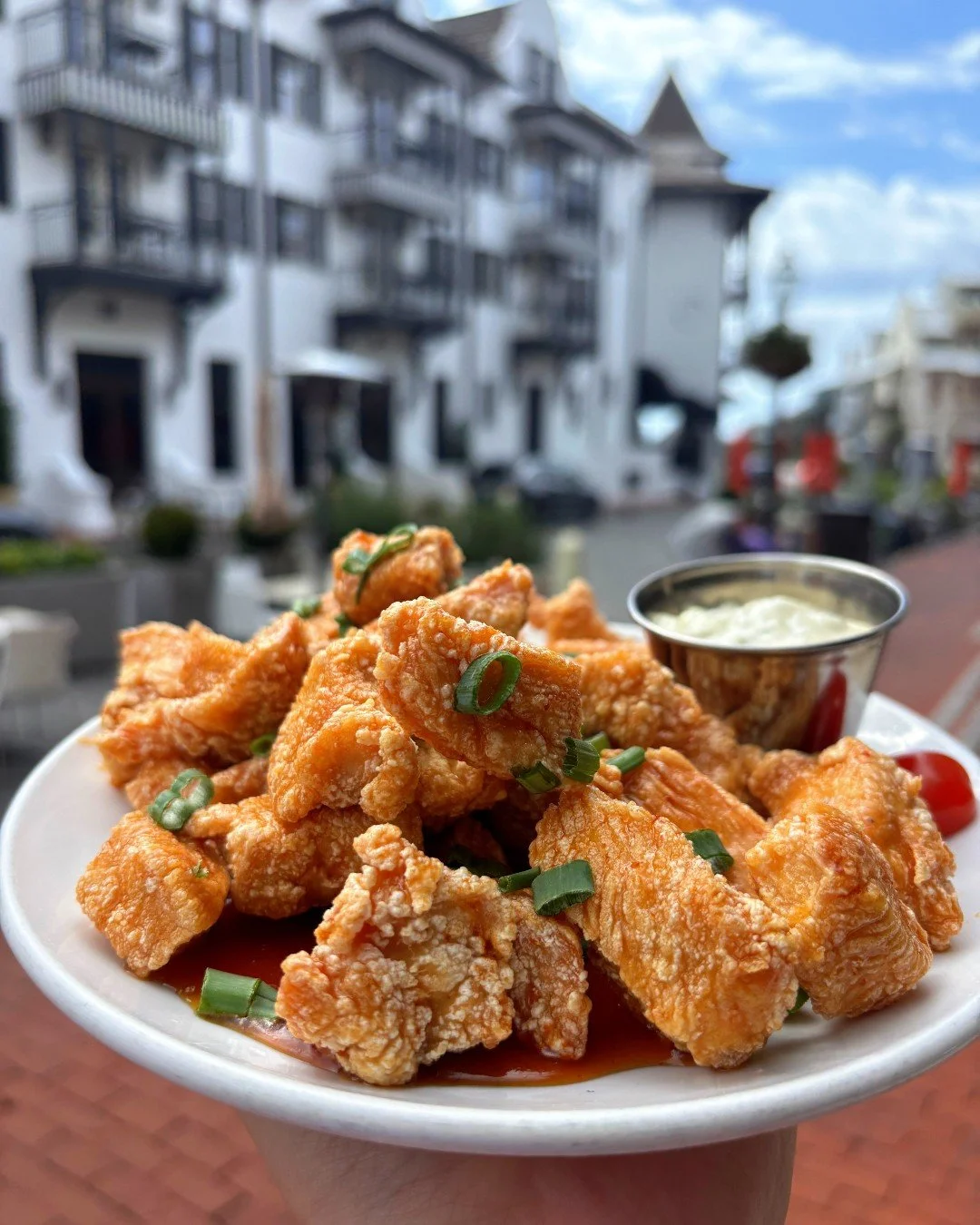 Our Enfuego Chicken features crispy chicken tossed in sweet chili glaze with tasty caper-herb aioli on the side! Want to switch it up? You can substitute in Gulf shrimp 🍤