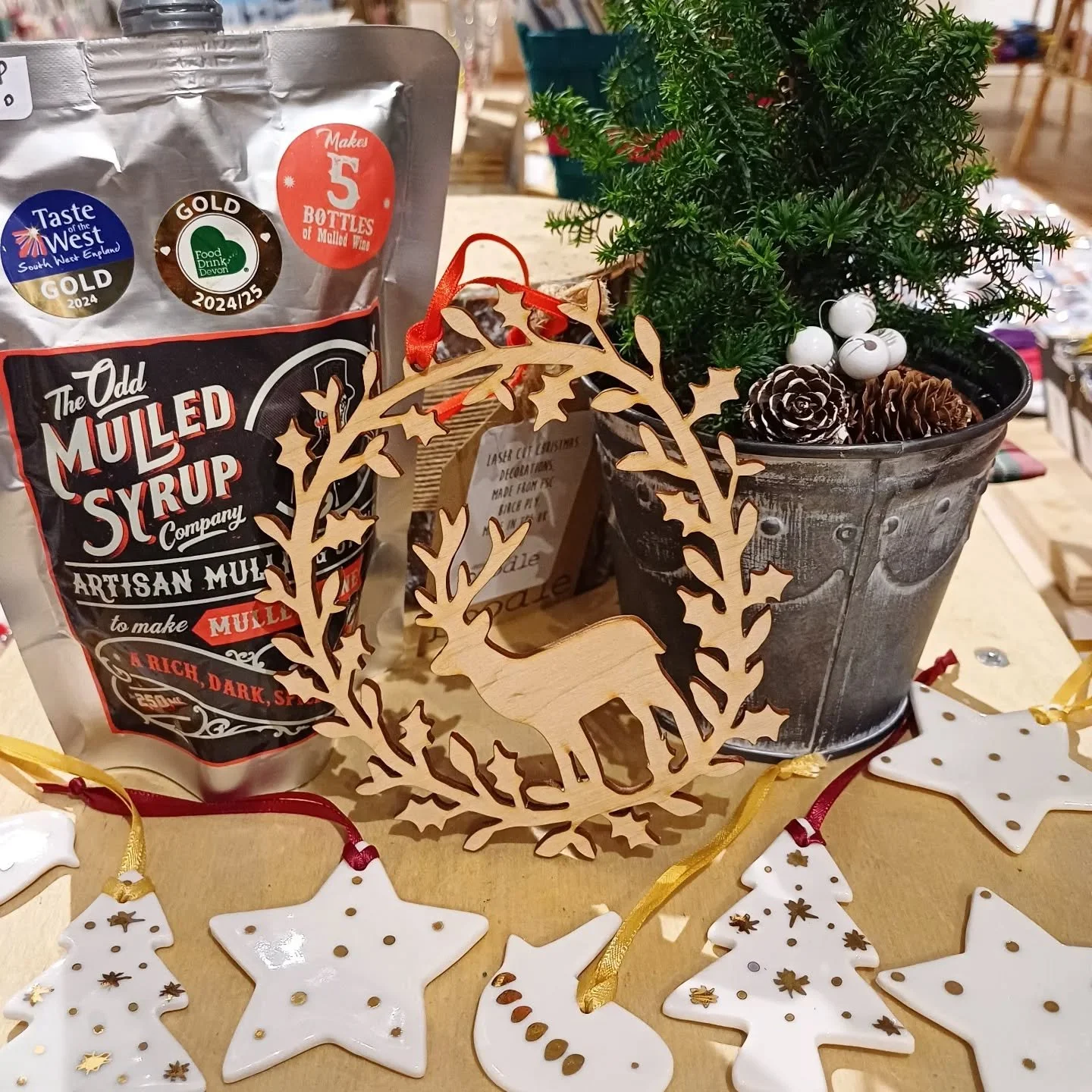 Festiveness! 😀🎄

 Mulled cider pouches from @barnovaevents Wooden tree decs from @boodle.shop and ceramic tree decs from @jessberrimanceramics ⭐️

#exetercreatives 
#shopindependent 
#independentshop 
#exeterphoenix
#mulledwine 
#xmasdecorations 
#