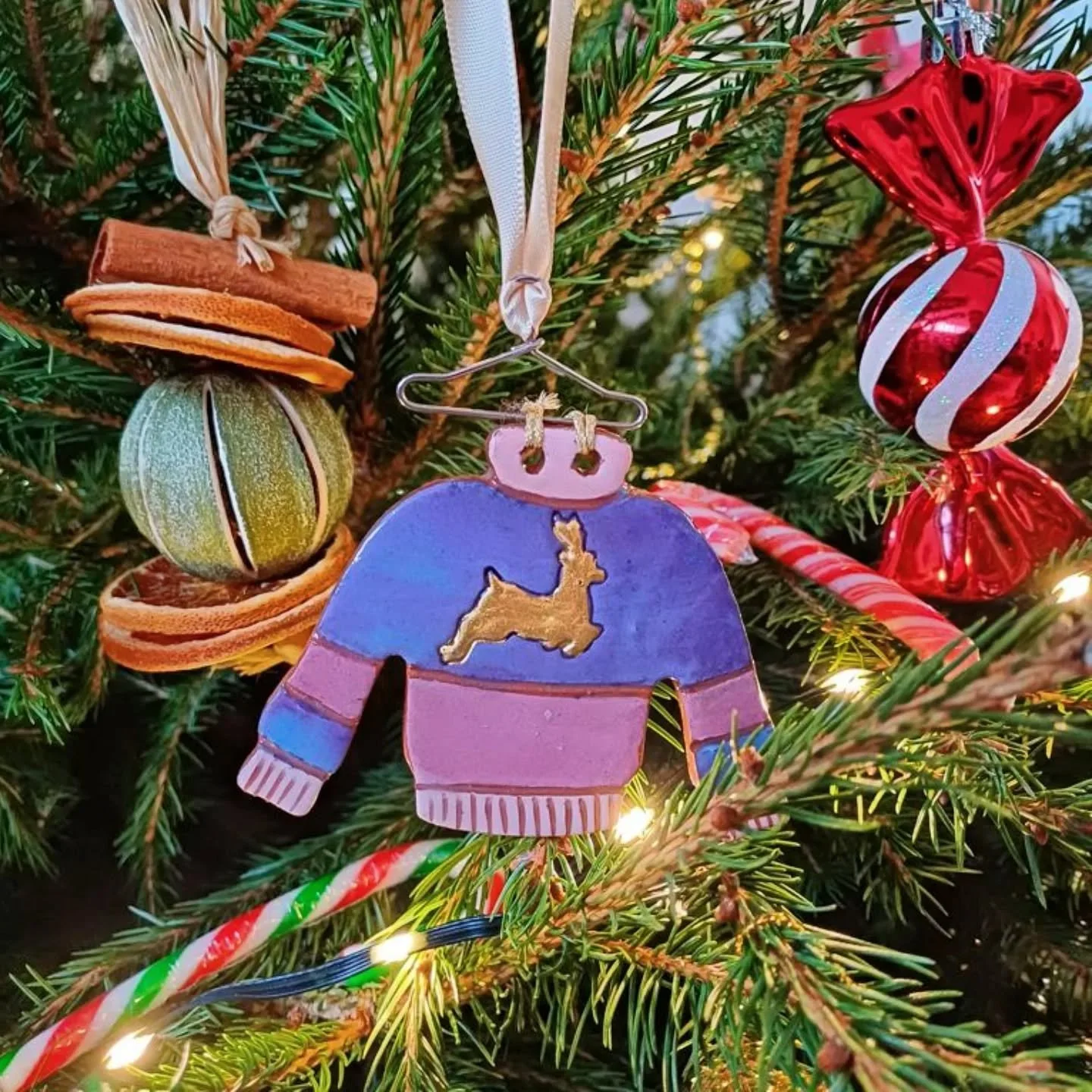 Handmade Xmas tree dec in action @tinkspotterybytamholman! 

#exeterphoenix
#handmadeindevon 
#handmadewithlove 
#xmasdecorations 
#exeterindies 
#independentshop 
#independentexeter 
#ceramicart 
#makermartexeter