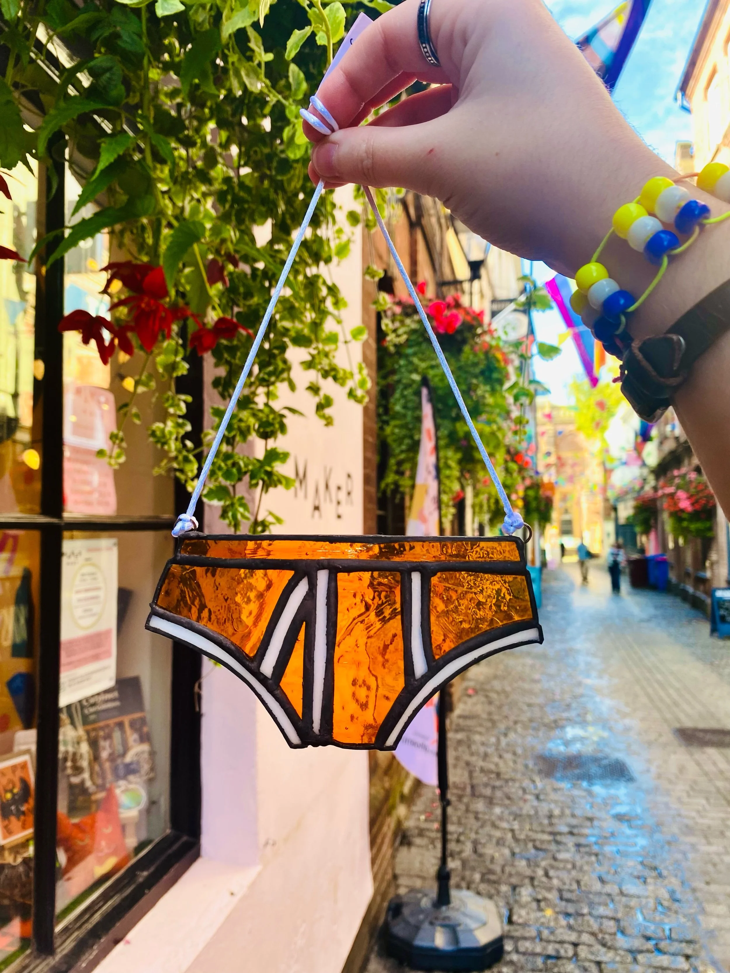 These new decorative hangings by @artnglassram will knock your pants off! 🤭

One of a kind stained glass pieces with quirky, autumnal charm, in store now 😊💕 

#independentexeter
#independentartist
#stainedglass 
#makermartexeter