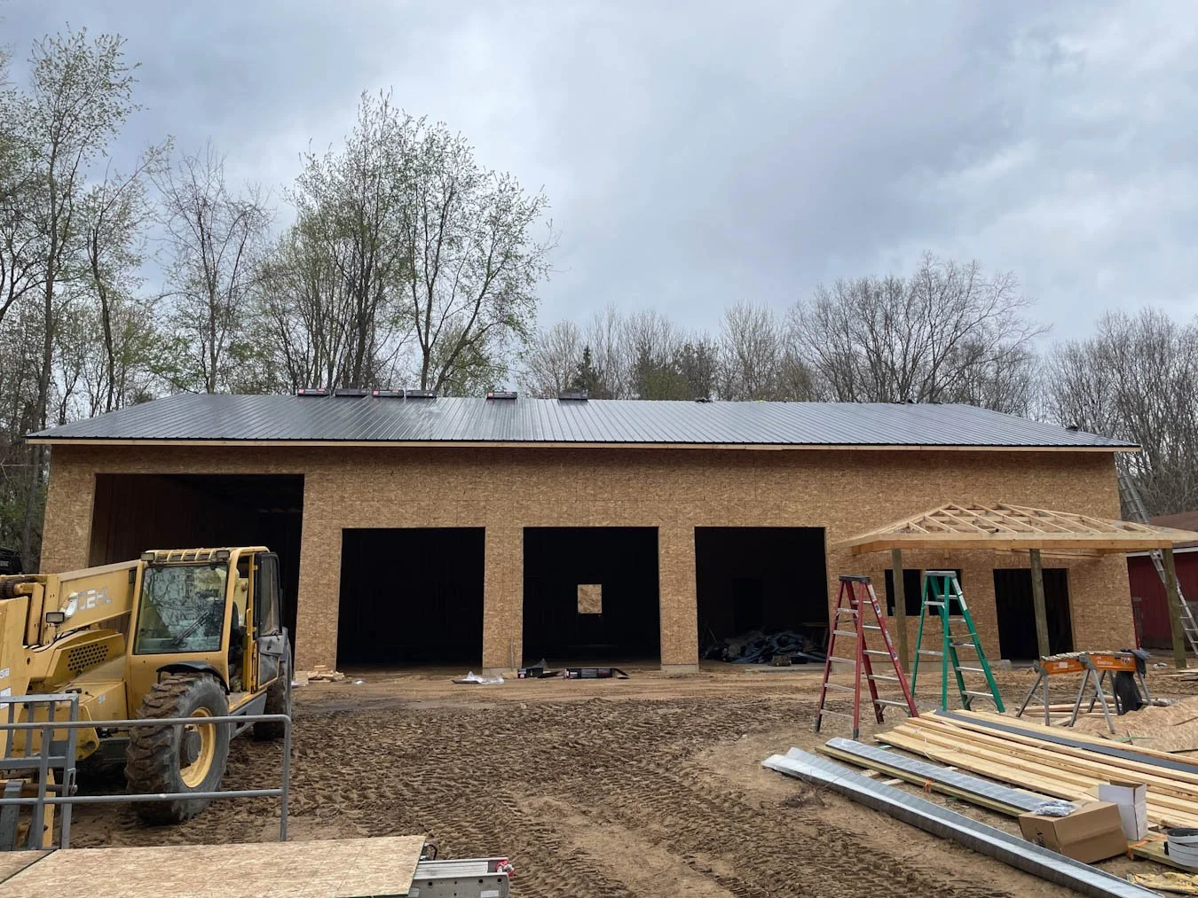 jansens_barn_build_steel_roof.JPG