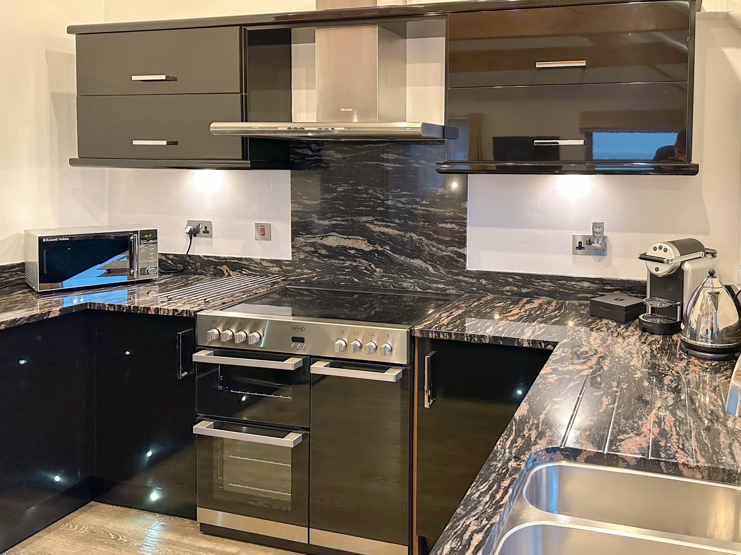Fully equipped kitchen with granite worktops