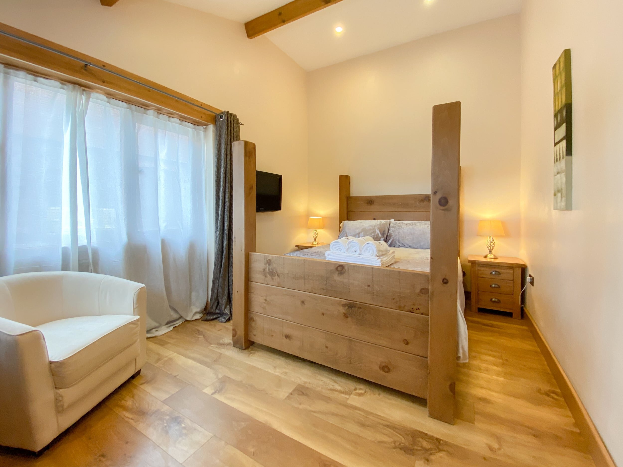 Four-poster plank bed