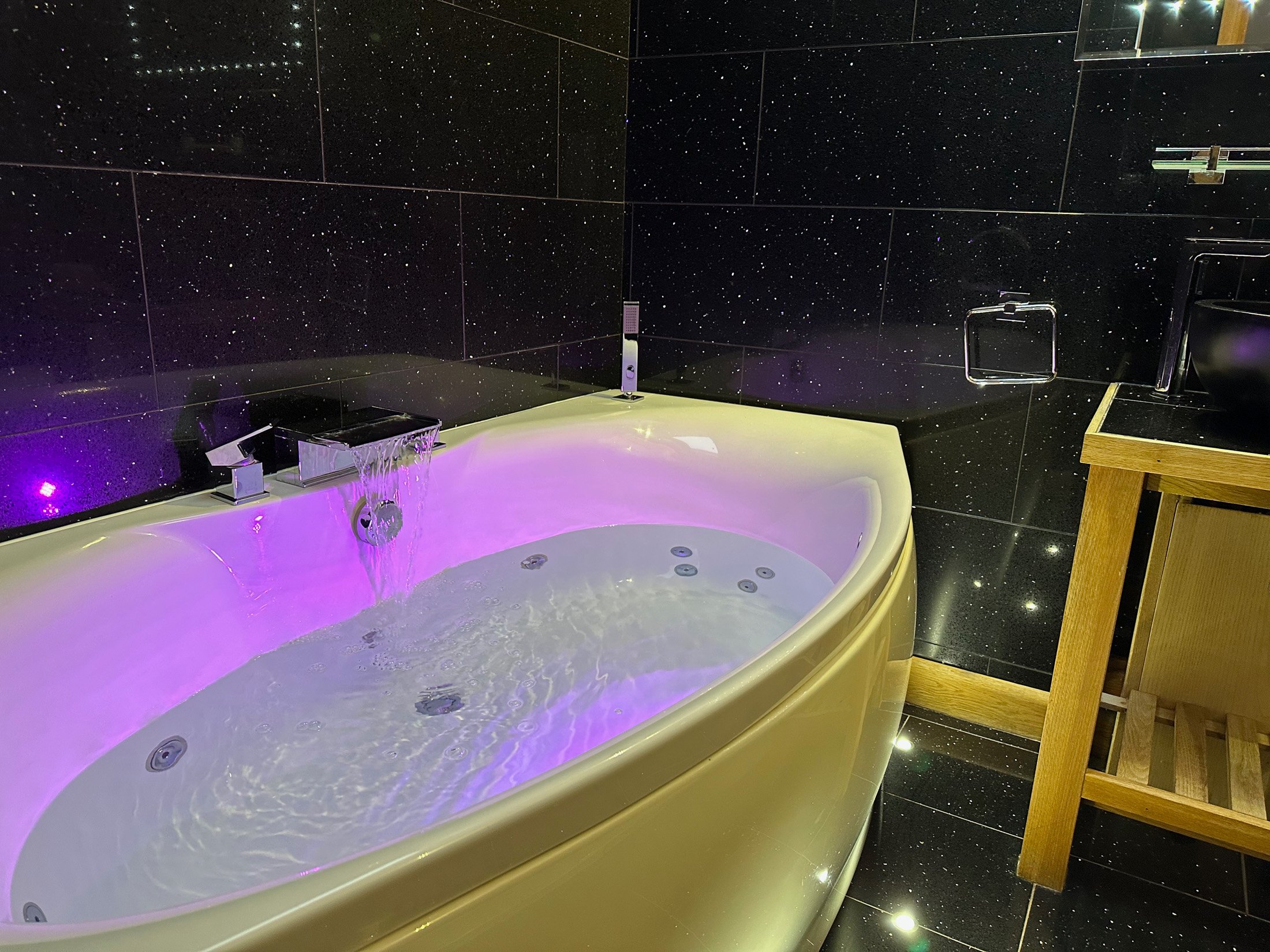 Romantic and relaxing spa-bath for two