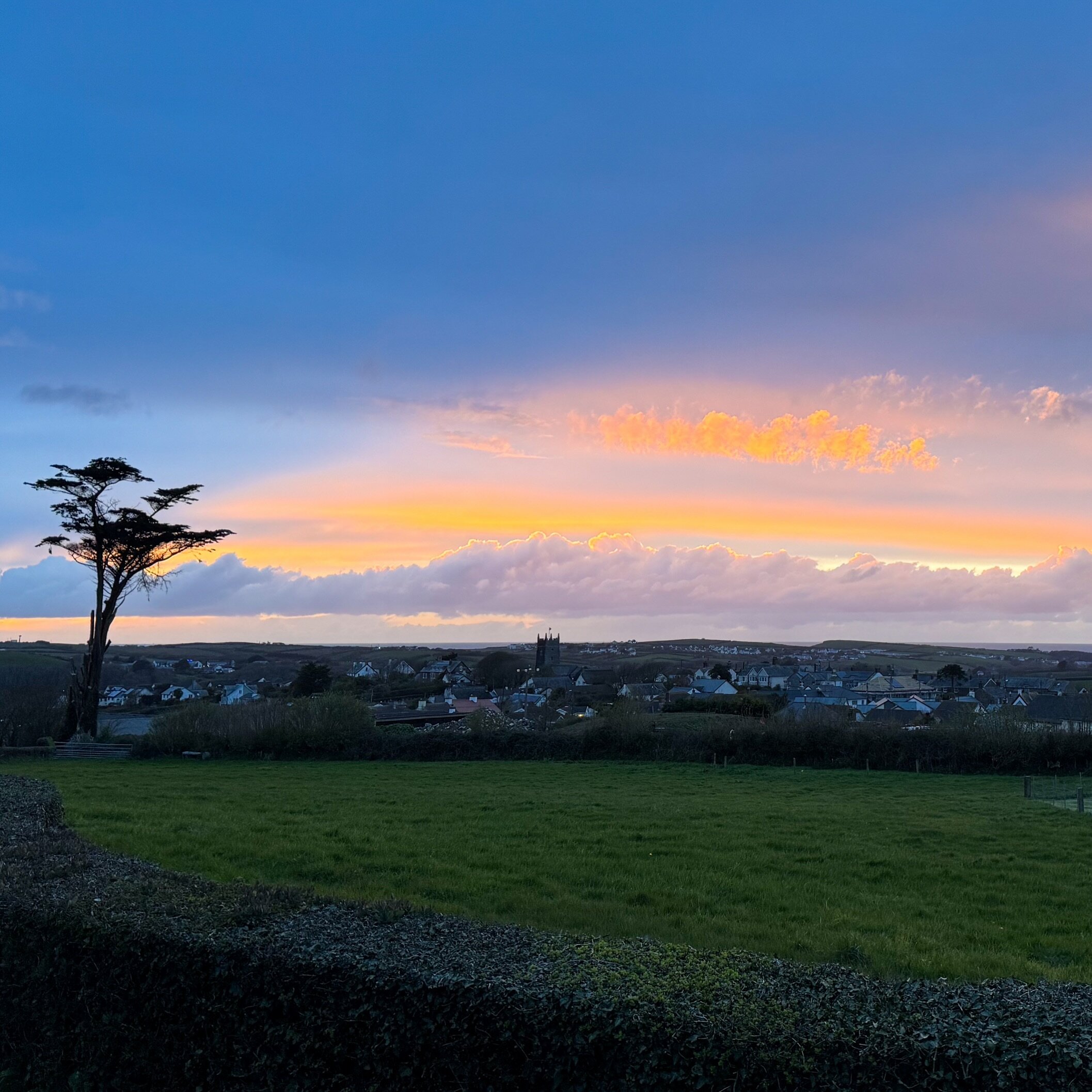 Roll on the spring sunsets 🌼 

#springtime #sunsetsofspring #sunsethaze #dreamyskies #lovecornwall #visitbude #wooldown