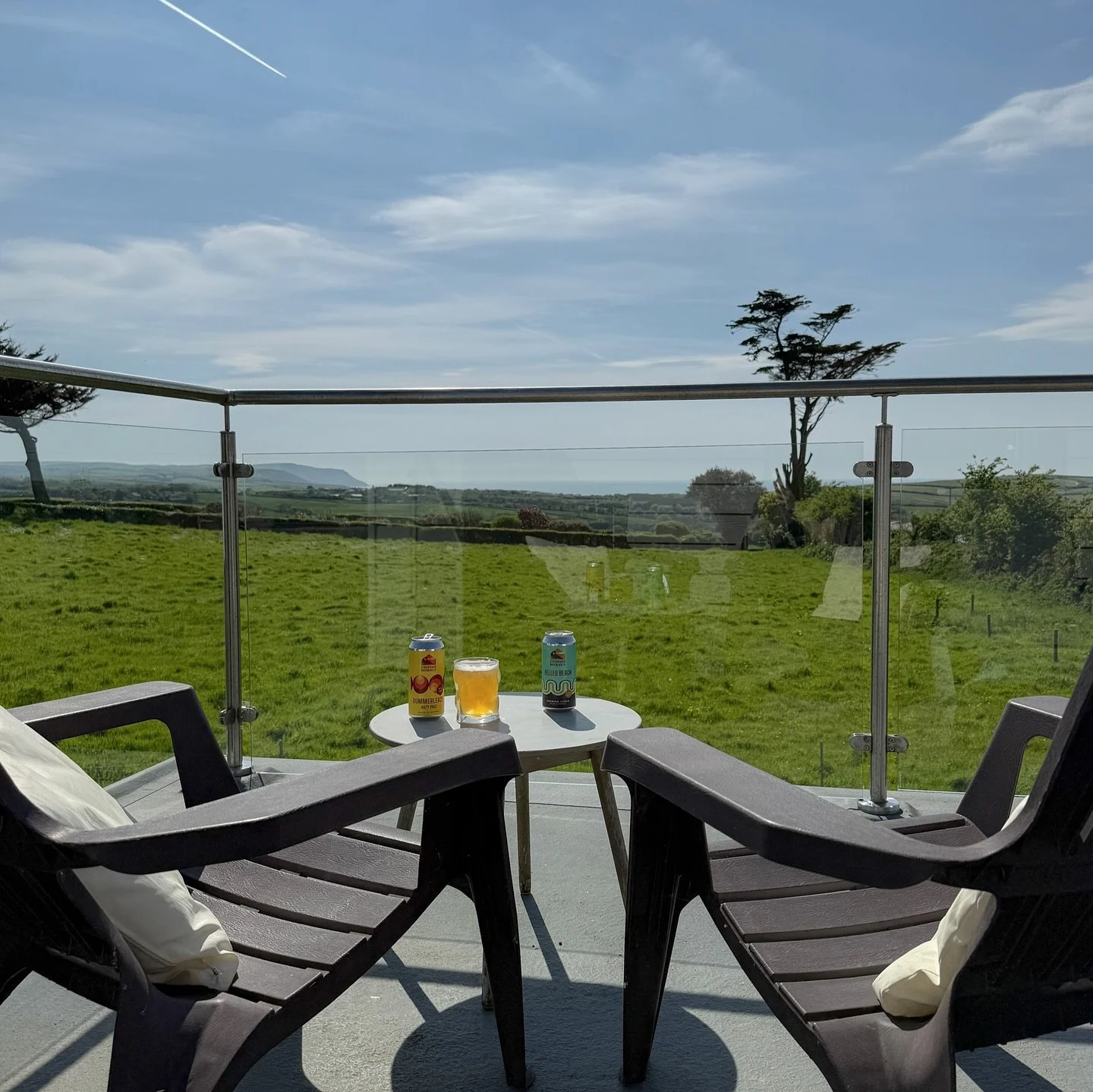 Sunshine, romance and chilled drinks delivered right to your accommodation door.  Two May Bank Holiday Weekends (May 5th &amp; 26th) = Two perfect chances for a couple&rsquo;s getaway!

#visitbude #visitcornwall #cornwallbreaks #romanticweekend #wool