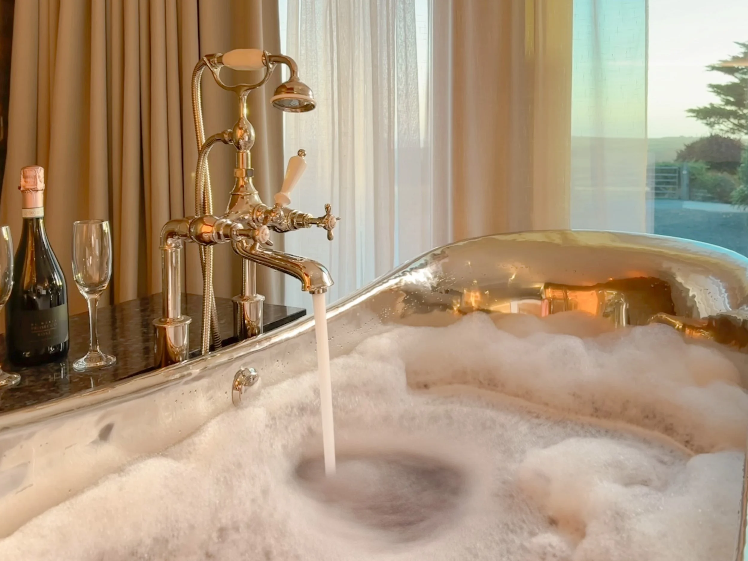Air-spa bath tub with sea view