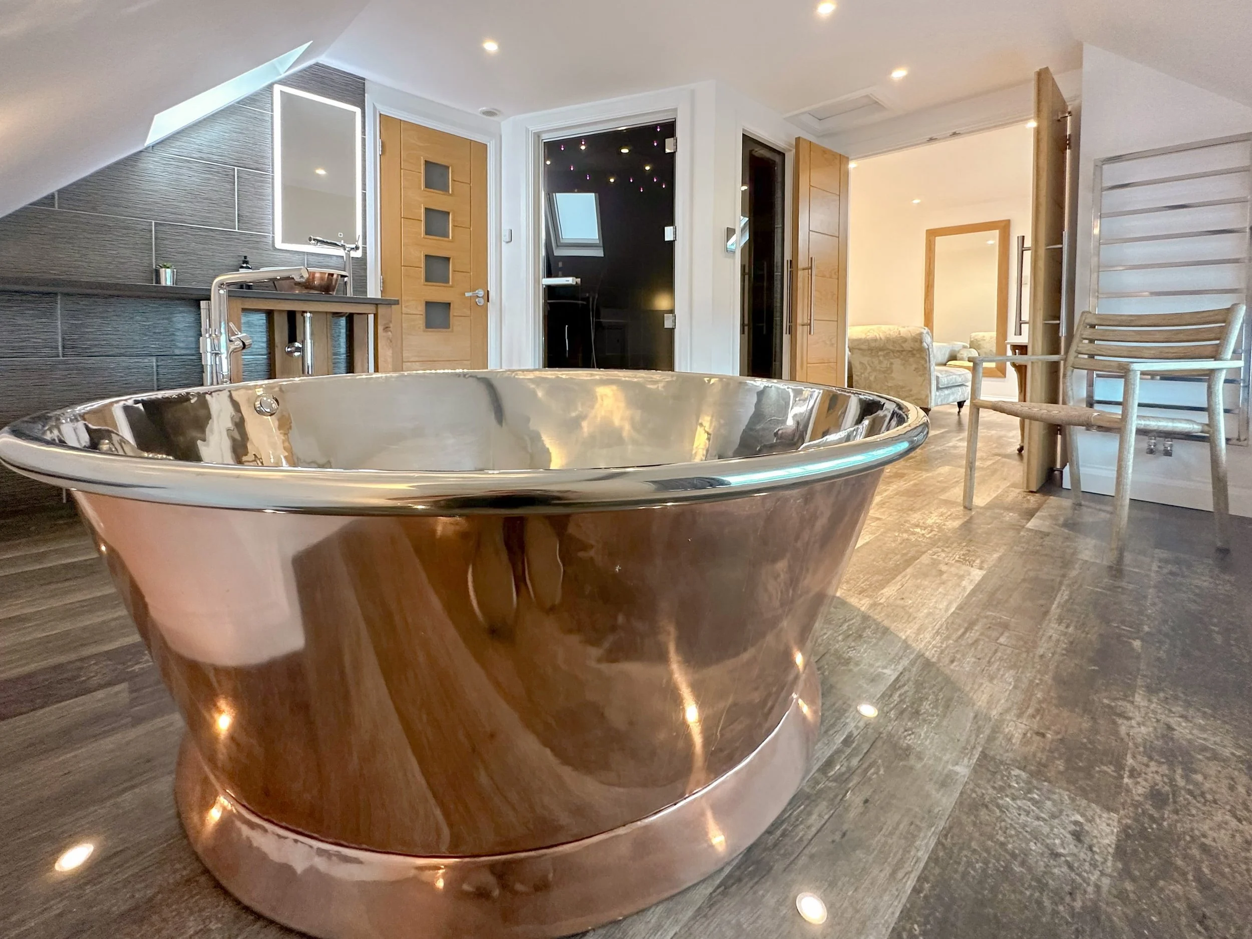 Copper bath tub with air-spa in Skyfall