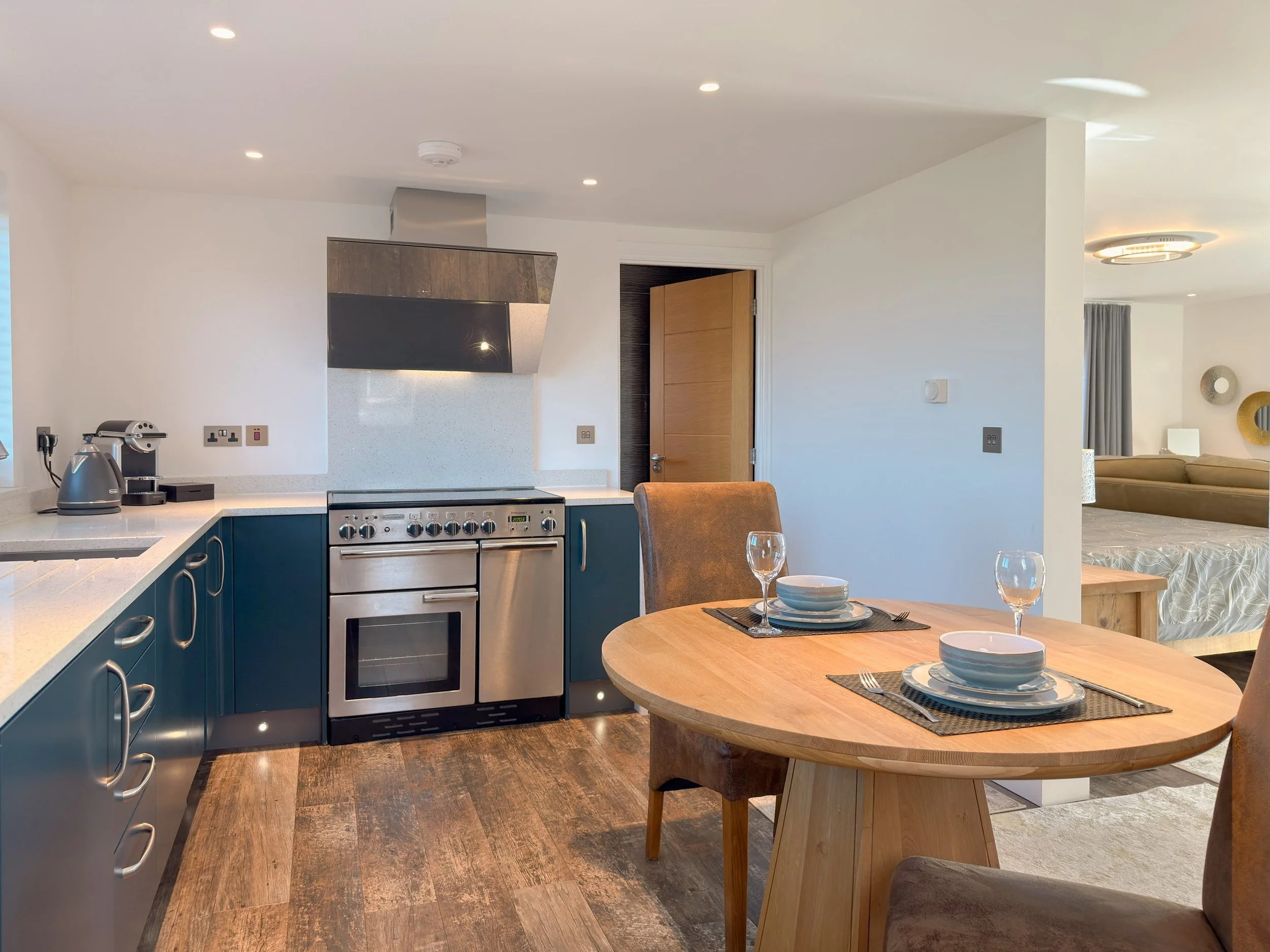Double rangemaster oven and dining area for two