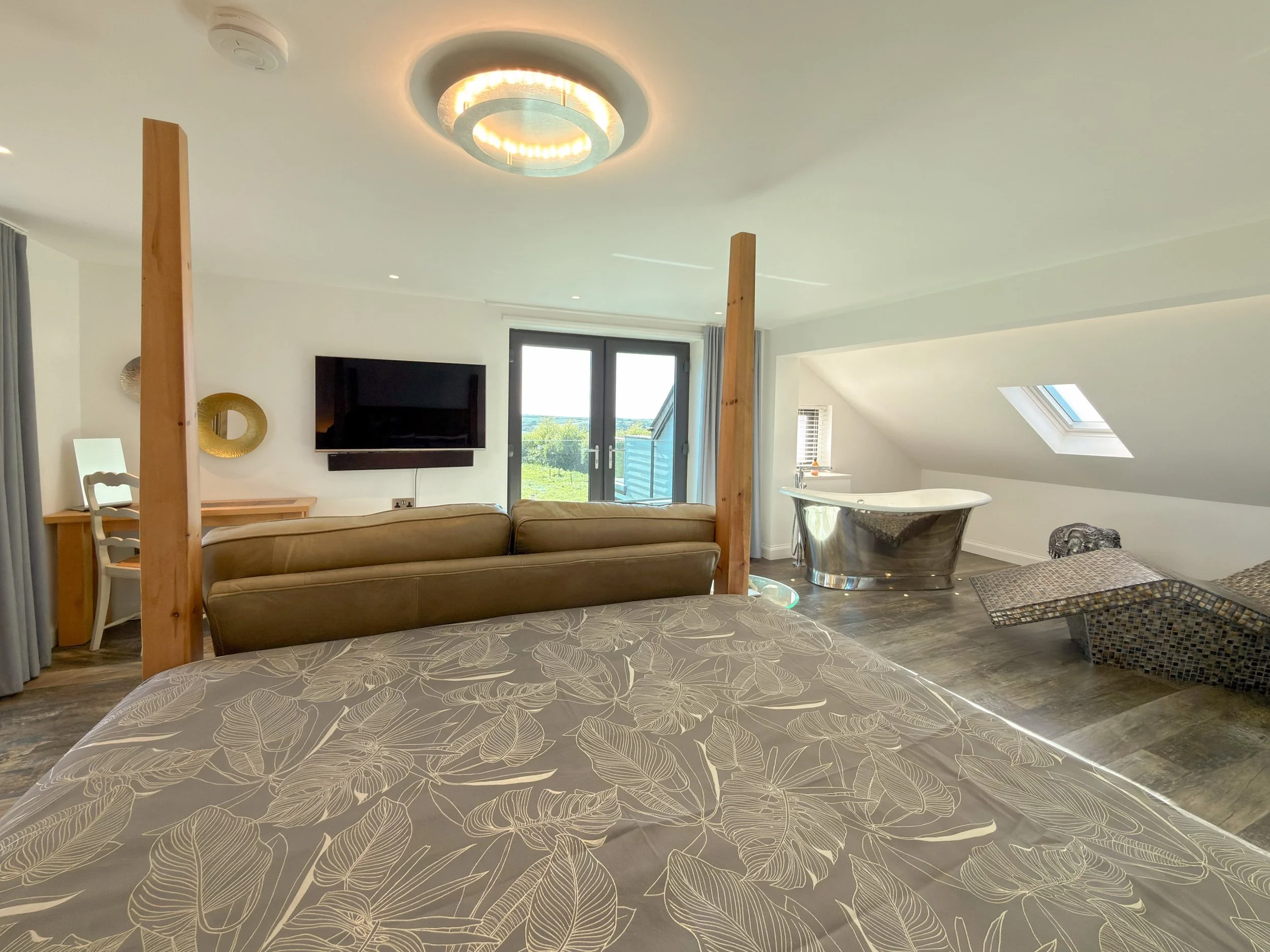 First floor apartment with glass Juliet balcony and sea view