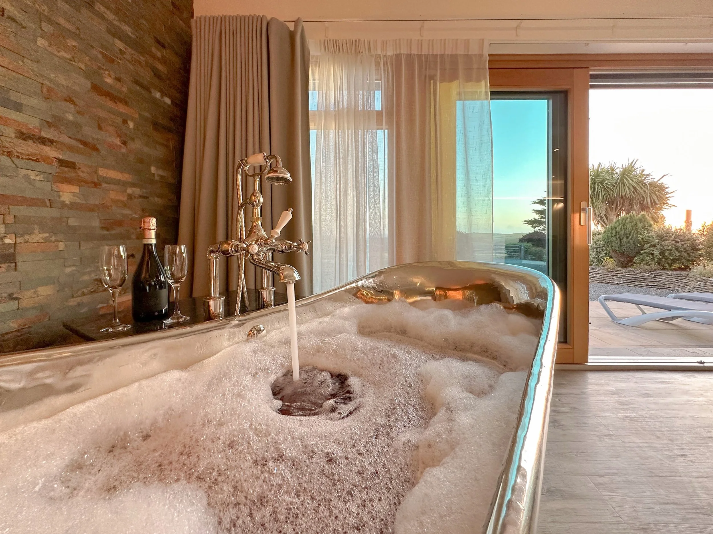 Patina copper air-spa bath in the Bijou apartment