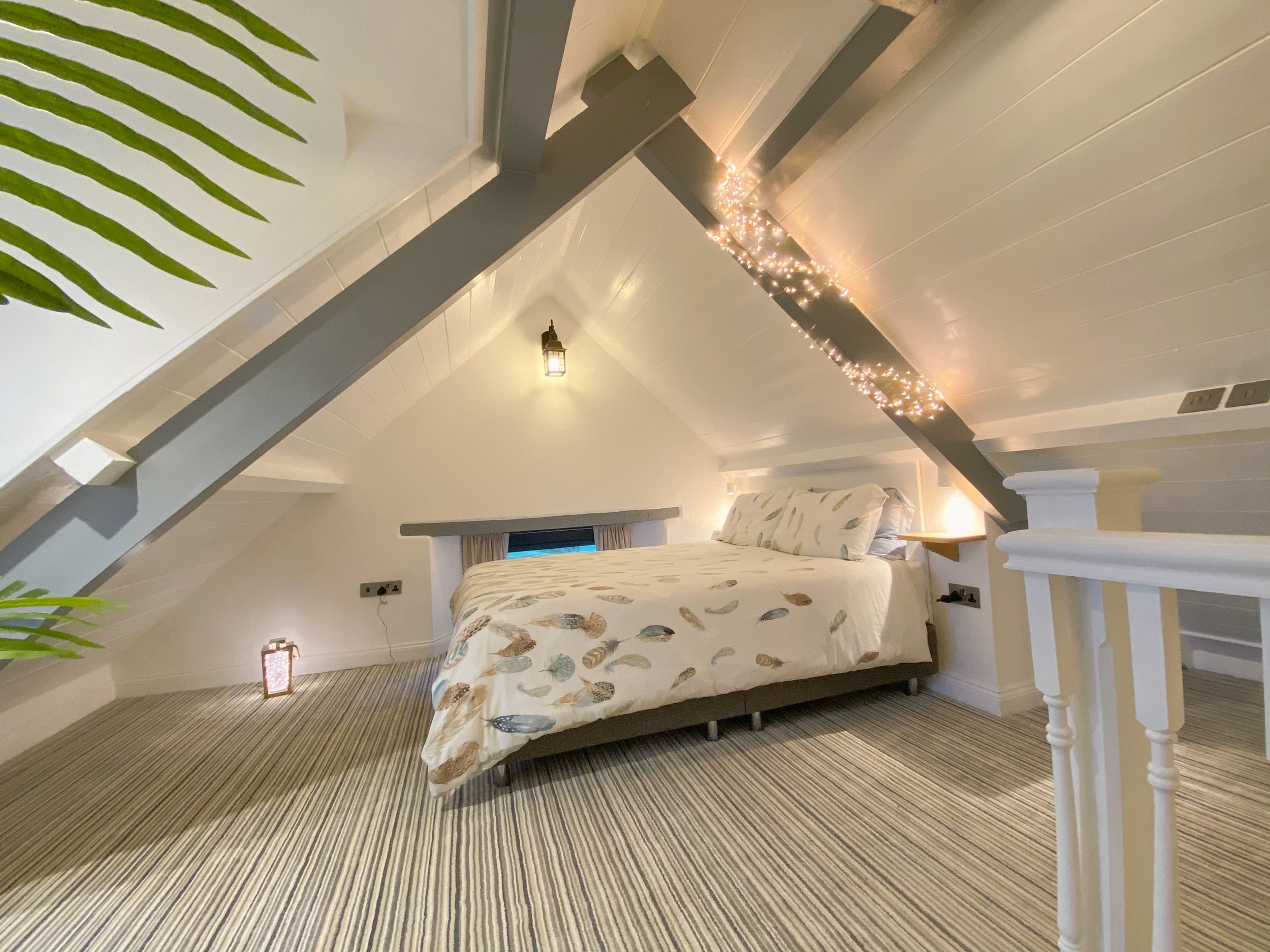 First-floor bedroom with vaulted ceiling