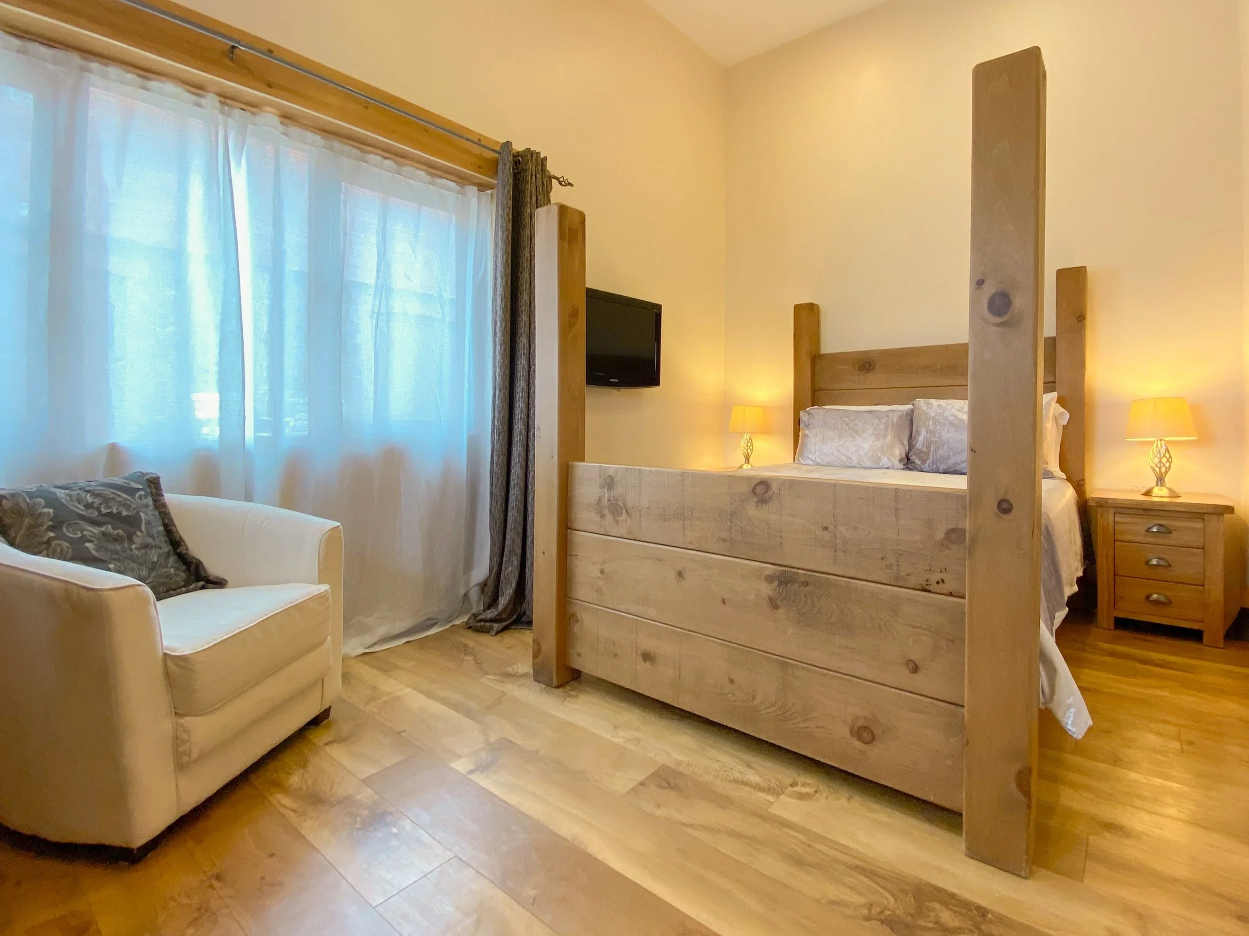 Chunky Canadian pine four poster